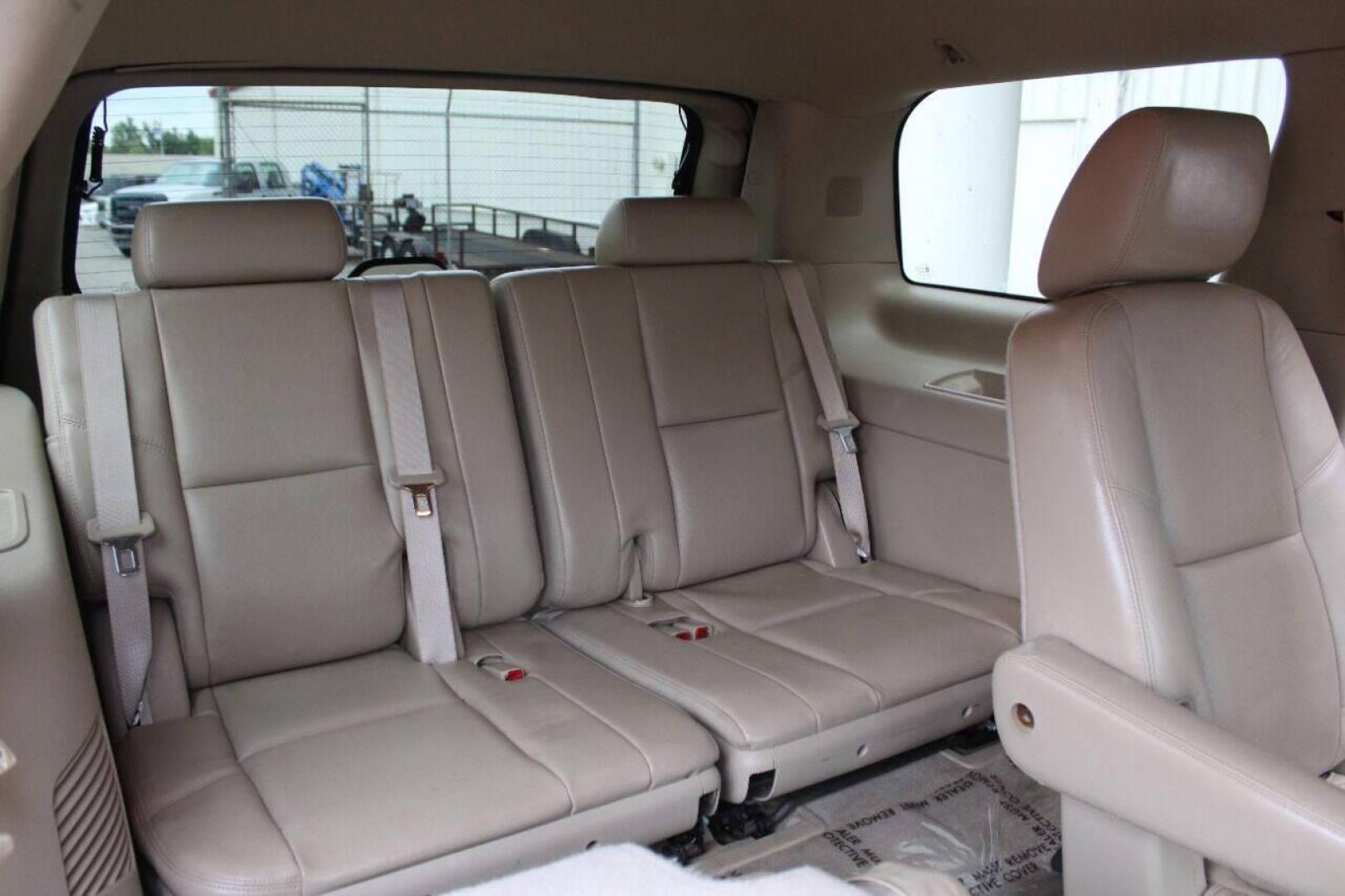 2011 White Cadillac Escalade AWD Premium (1GYS4CEF4BR) with an 6.2L V8 OHV 16V FFV engine, 6-Speed Automatic transmission, located at 4301 NW 39th , Oklahoma City, OK, 73112, (405) 949-5600, 35.512135, -97.598671 - NO DRIVERS LICENCE NO-FULL COVERAGE INSURANCE-NO CREDIT CHECK. COME ON OVER TO SUPERSPORTS AND TAKE A LOOK AND TEST DRIVE PLEASE GIVE US A CALL AT (405) 949-5600. NO LICENCIA DE MANEJAR- NO SEGURO DE COBERTURA TOTAL- NO VERIFICACION DE CREDITO. POR FAVOR VENGAN A SUPERSPORTS, ECHE UN VI - Photo#11