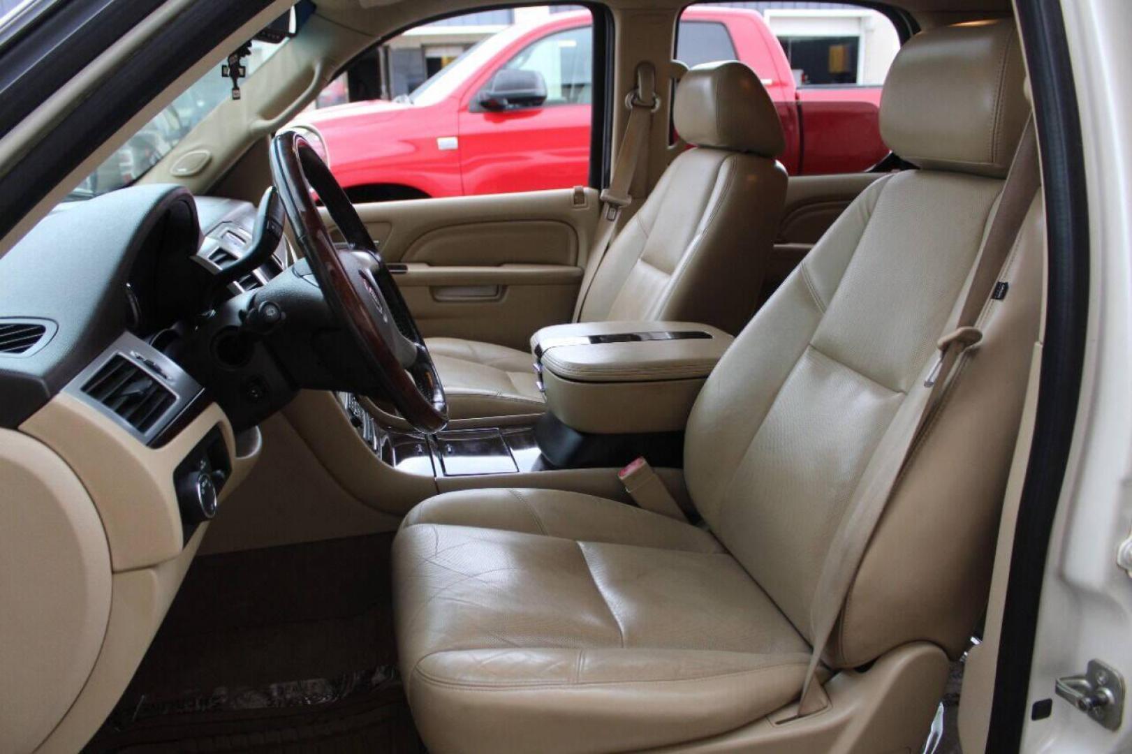 2011 White Cadillac Escalade AWD Premium (1GYS4CEF4BR) with an 6.2L V8 OHV 16V FFV engine, 6-Speed Automatic transmission, located at 4301 NW 39th , Oklahoma City, OK, 73112, (405) 949-5600, 35.512135, -97.598671 - NO DRIVERS LICENCE NO-FULL COVERAGE INSURANCE-NO CREDIT CHECK. COME ON OVER TO SUPERSPORTS AND TAKE A LOOK AND TEST DRIVE PLEASE GIVE US A CALL AT (405) 949-5600. NO LICENCIA DE MANEJAR- NO SEGURO DE COBERTURA TOTAL- NO VERIFICACION DE CREDITO. POR FAVOR VENGAN A SUPERSPORTS, ECHE UN VI - Photo#16