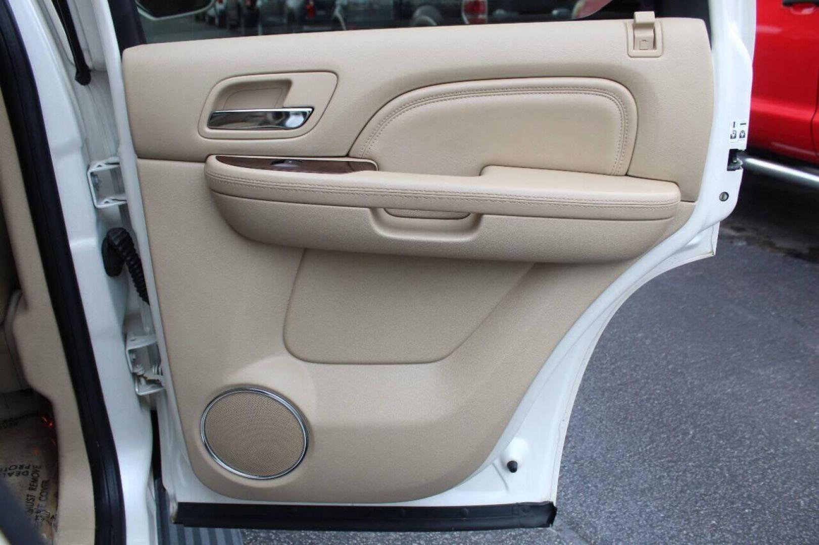 2011 White Cadillac Escalade AWD Premium (1GYS4CEF4BR) with an 6.2L V8 OHV 16V FFV engine, 6-Speed Automatic transmission, located at 4301 NW 39th , Oklahoma City, OK, 73112, (405) 949-5600, 35.512135, -97.598671 - NO DRIVERS LICENCE NO-FULL COVERAGE INSURANCE-NO CREDIT CHECK. COME ON OVER TO SUPERSPORTS AND TAKE A LOOK AND TEST DRIVE PLEASE GIVE US A CALL AT (405) 949-5600. NO LICENCIA DE MANEJAR- NO SEGURO DE COBERTURA TOTAL- NO VERIFICACION DE CREDITO. POR FAVOR VENGAN A SUPERSPORTS, ECHE UN VI - Photo#9