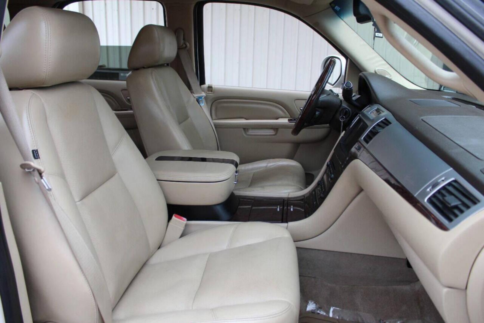 2011 White Cadillac Escalade AWD Premium (1GYS4CEF4BR) with an 6.2L V8 OHV 16V FFV engine, 6-Speed Automatic transmission, located at 4301 NW 39th , Oklahoma City, OK, 73112, (405) 949-5600, 35.512135, -97.598671 - NO DRIVERS LICENCE NO-FULL COVERAGE INSURANCE-NO CREDIT CHECK. COME ON OVER TO SUPERSPORTS AND TAKE A LOOK AND TEST DRIVE PLEASE GIVE US A CALL AT (405) 949-5600. NO LICENCIA DE MANEJAR- NO SEGURO DE COBERTURA TOTAL- NO VERIFICACION DE CREDITO. POR FAVOR VENGAN A SUPERSPORTS, ECHE UN VI - Photo#8