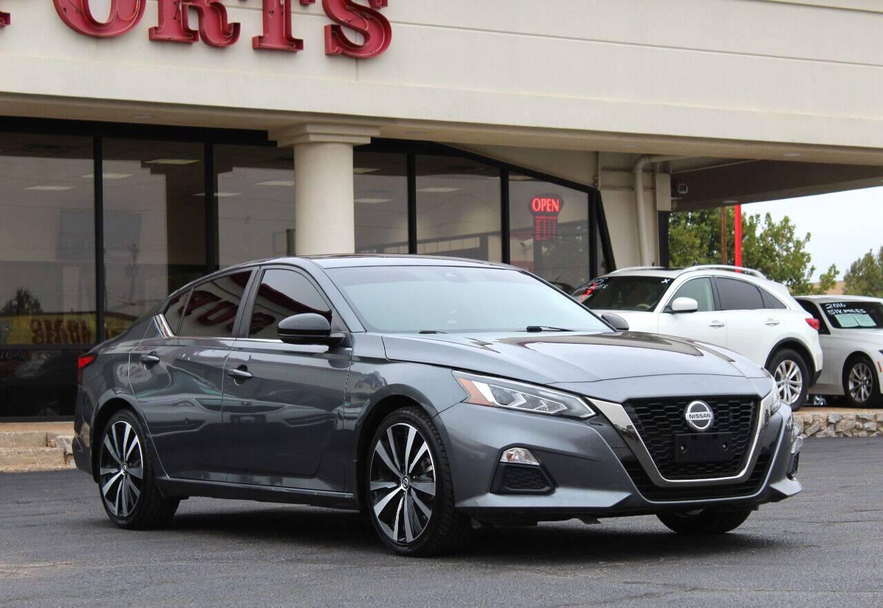 2020 Gray Nissan Altima 2.5 SR (1N4BL4CV3LN) with an 2.5L I4 2.5L I4 engine, CVT transmission, located at 4301 NW 39th , Oklahoma City, OK, 73112, (405) 949-5600, 35.512135, -97.598671 - Hablamos espanol. SPEND SMART --- BUY FROM SUPER SPORTS. ALL PRICES, DOWN PAYMENTS, PAYMENTS, AND FINANCE TERMS ARE NEGOTIABLE AT THE TIME OF APPROVAL. WE WILL WORK WITH YOU TO FIT YOUR BUDGET. WE WILL EVEN LOWER AND ADJUST THE NUMBERS TO HELP MAKE THE VEHICLE MORE AFFORDABLE FOR YOU.- Photo#2