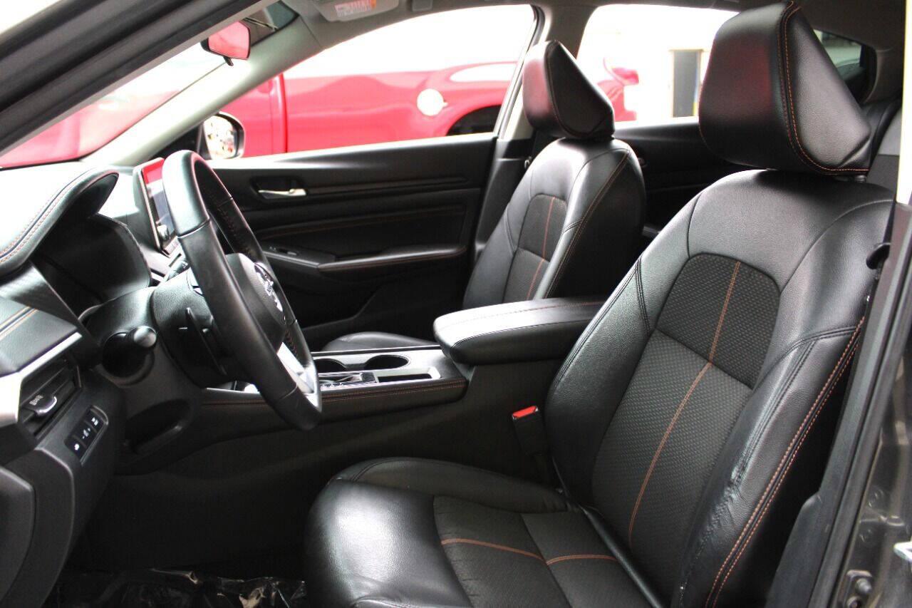 2020 Gray Nissan Altima 2.5 SR (1N4BL4CV3LN) with an 2.5L I4 2.5L I4 engine, CVT transmission, located at 4301 NW 39th , Oklahoma City, OK, 73112, (405) 949-5600, 35.512135, -97.598671 - Hablamos espanol. SPEND SMART --- BUY FROM SUPER SPORTS. ALL PRICES, DOWN PAYMENTS, PAYMENTS, AND FINANCE TERMS ARE NEGOTIABLE AT THE TIME OF APPROVAL. WE WILL WORK WITH YOU TO FIT YOUR BUDGET. WE WILL EVEN LOWER AND ADJUST THE NUMBERS TO HELP MAKE THE VEHICLE MORE AFFORDABLE FOR YOU.- Photo#17