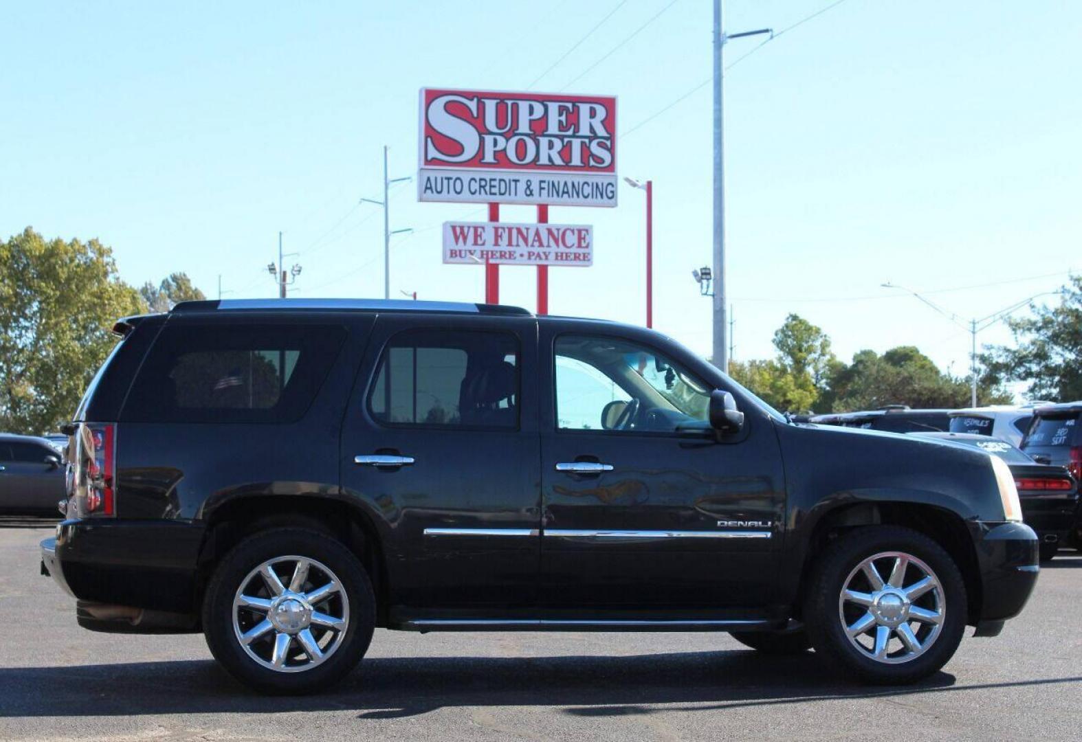 2011 Black GMC Yukon Denali 4WD (1GKS2EEF2BR) with an 6.2L V8 OHV 16V engine, 4-Speed Automatic transmission, located at 4301 NW 39th , Oklahoma City, OK, 73112, (405) 949-5600, 35.512135, -97.598671 - Photo#3