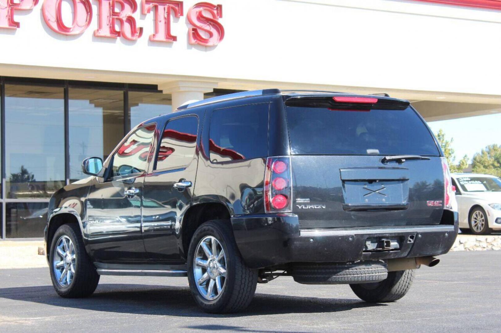 2011 Black GMC Yukon Denali 4WD (1GKS2EEF2BR) with an 6.2L V8 OHV 16V engine, 4-Speed Automatic transmission, located at 4301 NW 39th , Oklahoma City, OK, 73112, (405) 949-5600, 35.512135, -97.598671 - Photo#5