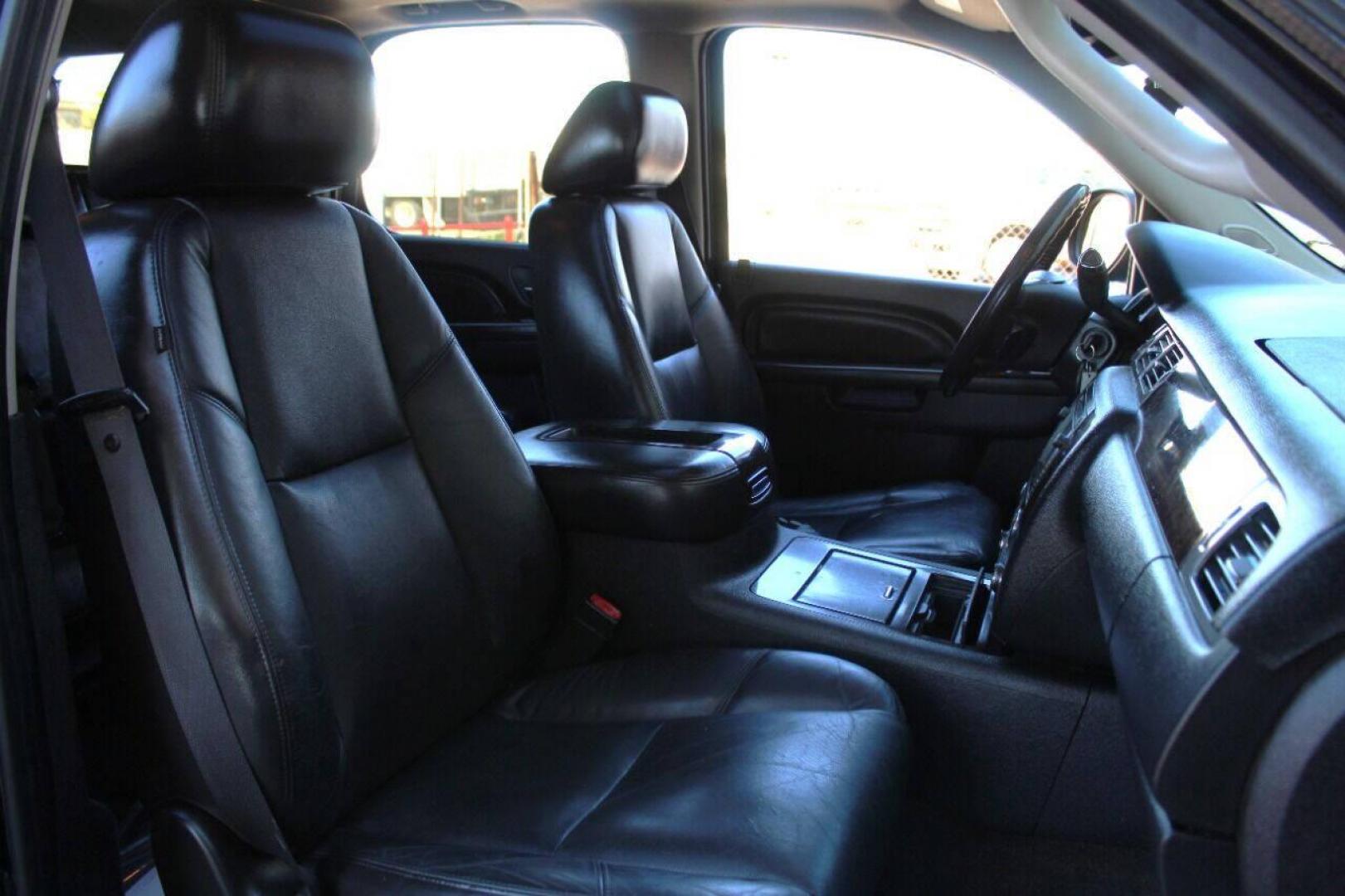 2011 Black GMC Yukon Denali 4WD (1GKS2EEF2BR) with an 6.2L V8 OHV 16V engine, 4-Speed Automatic transmission, located at 4301 NW 39th , Oklahoma City, OK, 73112, (405) 949-5600, 35.512135, -97.598671 - Photo#9