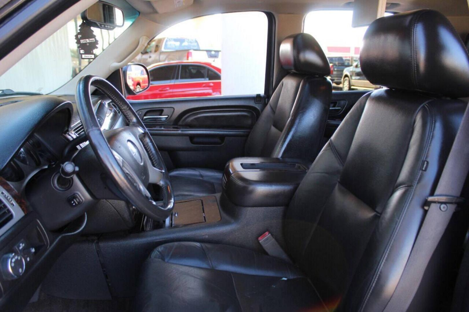2011 Black GMC Yukon Denali 4WD (1GKS2EEF2BR) with an 6.2L V8 OHV 16V engine, 4-Speed Automatic transmission, located at 4301 NW 39th , Oklahoma City, OK, 73112, (405) 949-5600, 35.512135, -97.598671 - Photo#17