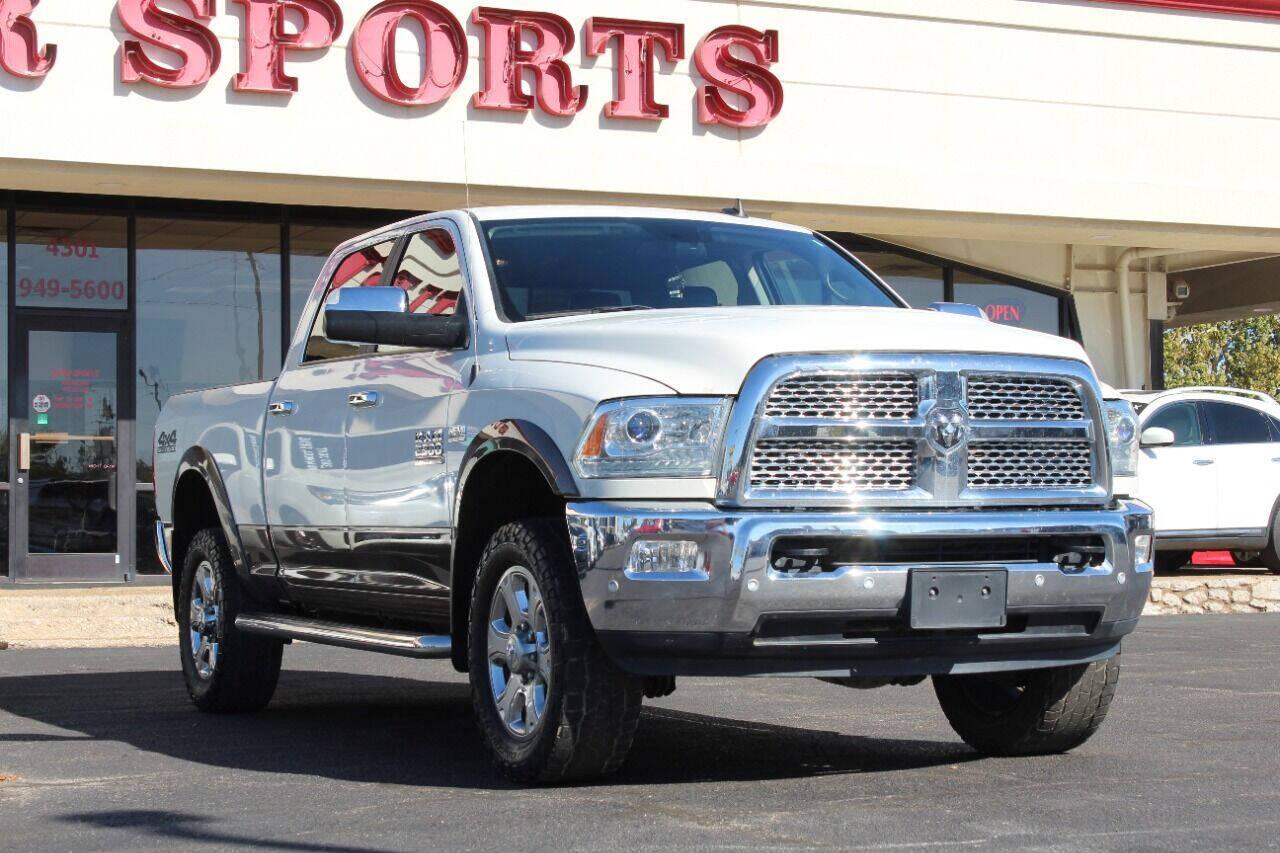 2018 White RAM 2500 Laramie Crew Cab SWB 4WD (3C6UR5FJ3JG) with an 6.4L V8 6.4L V8 engine, Automatic 6-Speed transmission, located at 4301 NW 39th , Oklahoma City, OK, 73112, (405) 949-5600, 35.512135, -97.598671 - NO DRIVERS LICENSE - NO FULL COVERAGE INSURANCE - NO CREDIT CHECK. COME ON OVER TO SUPERSPORTS AND TAKE A LOOK AND TEST DRIVE. PLEASE GIVE US A CALL AT (405) 949-5600. NO LICENCIA DE MANEJAR - NO SEGURO DE COBERTURA TOTAL - NO VERIFICACION DE CREDITO. POR FAVOR VENGAN A SUPERSPORTS, ECH - Photo#2
