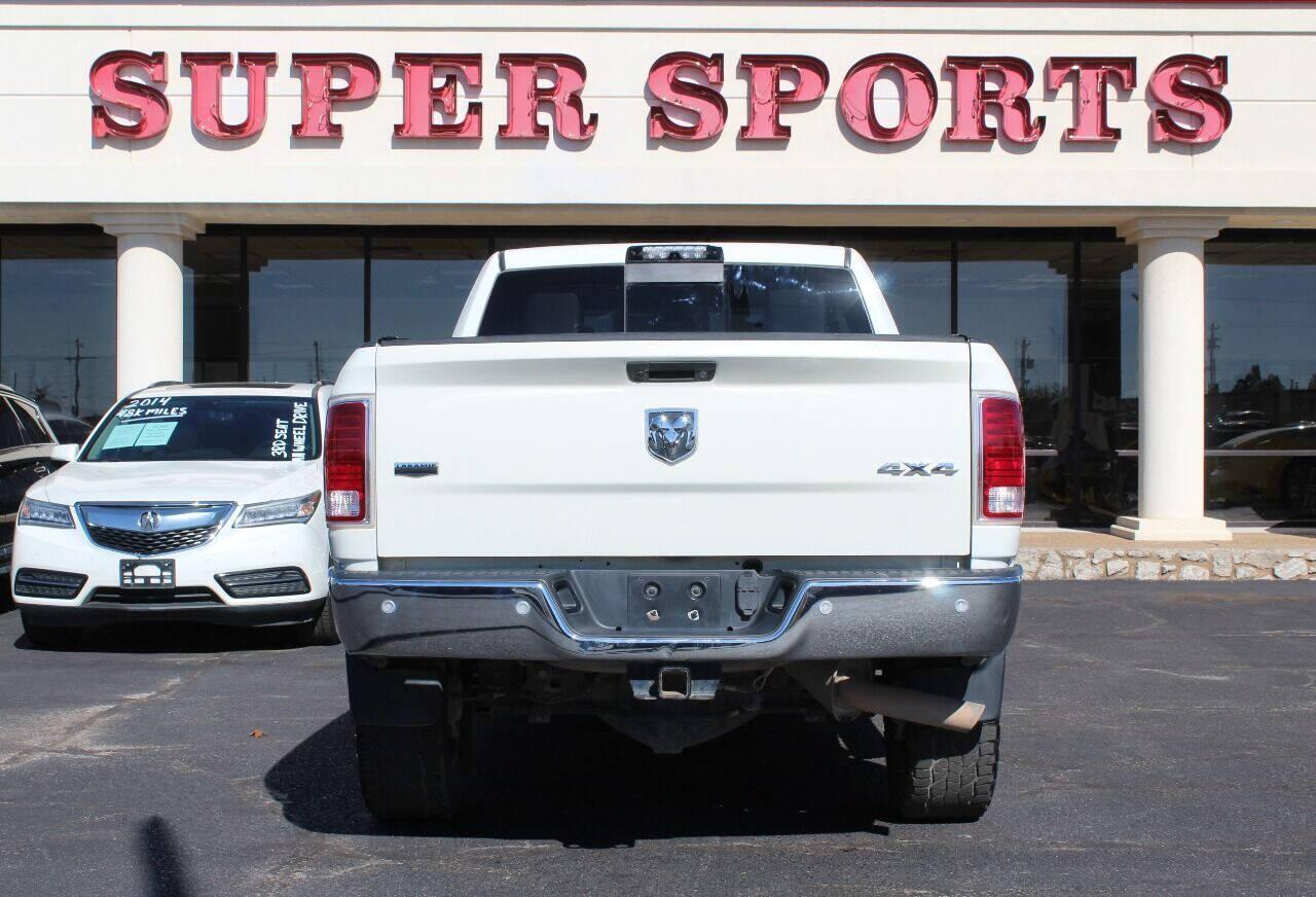 2018 White RAM 2500 Laramie Crew Cab SWB 4WD (3C6UR5FJ3JG) with an 6.4L V8 6.4L V8 engine, Automatic 6-Speed transmission, located at 4301 NW 39th , Oklahoma City, OK, 73112, (405) 949-5600, 35.512135, -97.598671 - NO DRIVERS LICENSE - NO FULL COVERAGE INSURANCE - NO CREDIT CHECK. COME ON OVER TO SUPERSPORTS AND TAKE A LOOK AND TEST DRIVE. PLEASE GIVE US A CALL AT (405) 949-5600. NO LICENCIA DE MANEJAR - NO SEGURO DE COBERTURA TOTAL - NO VERIFICACION DE CREDITO. POR FAVOR VENGAN A SUPERSPORTS, ECH - Photo#4