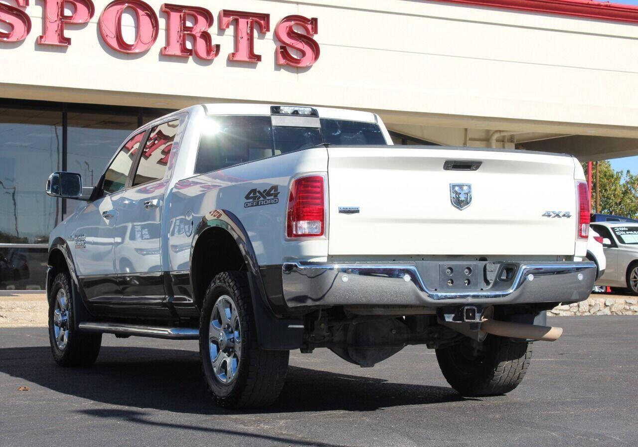 2018 White RAM 2500 Laramie Crew Cab SWB 4WD (3C6UR5FJ3JG) with an 6.4L V8 6.4L V8 engine, Automatic 6-Speed transmission, located at 4301 NW 39th , Oklahoma City, OK, 73112, (405) 949-5600, 35.512135, -97.598671 - NO DRIVERS LICENSE - NO FULL COVERAGE INSURANCE - NO CREDIT CHECK. COME ON OVER TO SUPERSPORTS AND TAKE A LOOK AND TEST DRIVE. PLEASE GIVE US A CALL AT (405) 949-5600. NO LICENCIA DE MANEJAR - NO SEGURO DE COBERTURA TOTAL - NO VERIFICACION DE CREDITO. POR FAVOR VENGAN A SUPERSPORTS, ECH - Photo#5