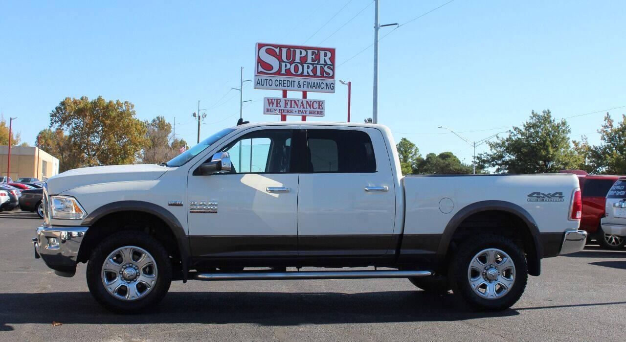 2018 White RAM 2500 Laramie Crew Cab SWB 4WD (3C6UR5FJ3JG) with an 6.4L V8 6.4L V8 engine, Automatic 6-Speed transmission, located at 4301 NW 39th , Oklahoma City, OK, 73112, (405) 949-5600, 35.512135, -97.598671 - NO DRIVERS LICENSE - NO FULL COVERAGE INSURANCE - NO CREDIT CHECK. COME ON OVER TO SUPERSPORTS AND TAKE A LOOK AND TEST DRIVE. PLEASE GIVE US A CALL AT (405) 949-5600. NO LICENCIA DE MANEJAR - NO SEGURO DE COBERTURA TOTAL - NO VERIFICACION DE CREDITO. POR FAVOR VENGAN A SUPERSPORTS, ECH - Photo#6
