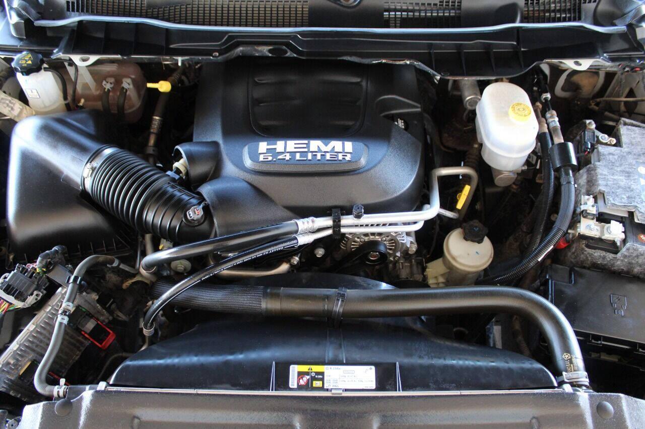 2018 White RAM 2500 Laramie Crew Cab SWB 4WD (3C6UR5FJ3JG) with an 6.4L V8 6.4L V8 engine, Automatic 6-Speed transmission, located at 4301 NW 39th , Oklahoma City, OK, 73112, (405) 949-5600, 35.512135, -97.598671 - NO DRIVERS LICENSE - NO FULL COVERAGE INSURANCE - NO CREDIT CHECK. COME ON OVER TO SUPERSPORTS AND TAKE A LOOK AND TEST DRIVE. PLEASE GIVE US A CALL AT (405) 949-5600. NO LICENCIA DE MANEJAR - NO SEGURO DE COBERTURA TOTAL - NO VERIFICACION DE CREDITO. POR FAVOR VENGAN A SUPERSPORTS, ECH - Photo#7