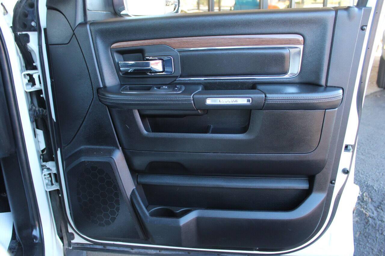 2018 White RAM 2500 Laramie Crew Cab SWB 4WD (3C6UR5FJ3JG) with an 6.4L V8 6.4L V8 engine, Automatic 6-Speed transmission, located at 4301 NW 39th , Oklahoma City, OK, 73112, (405) 949-5600, 35.512135, -97.598671 - NO DRIVERS LICENSE - NO FULL COVERAGE INSURANCE - NO CREDIT CHECK. COME ON OVER TO SUPERSPORTS AND TAKE A LOOK AND TEST DRIVE. PLEASE GIVE US A CALL AT (405) 949-5600. NO LICENCIA DE MANEJAR - NO SEGURO DE COBERTURA TOTAL - NO VERIFICACION DE CREDITO. POR FAVOR VENGAN A SUPERSPORTS, ECH - Photo#8