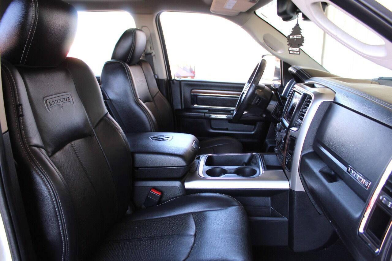 2018 White RAM 2500 Laramie Crew Cab SWB 4WD (3C6UR5FJ3JG) with an 6.4L V8 6.4L V8 engine, Automatic 6-Speed transmission, located at 4301 NW 39th , Oklahoma City, OK, 73112, (405) 949-5600, 35.512135, -97.598671 - NO DRIVERS LICENSE - NO FULL COVERAGE INSURANCE - NO CREDIT CHECK. COME ON OVER TO SUPERSPORTS AND TAKE A LOOK AND TEST DRIVE. PLEASE GIVE US A CALL AT (405) 949-5600. NO LICENCIA DE MANEJAR - NO SEGURO DE COBERTURA TOTAL - NO VERIFICACION DE CREDITO. POR FAVOR VENGAN A SUPERSPORTS, ECH - Photo#9