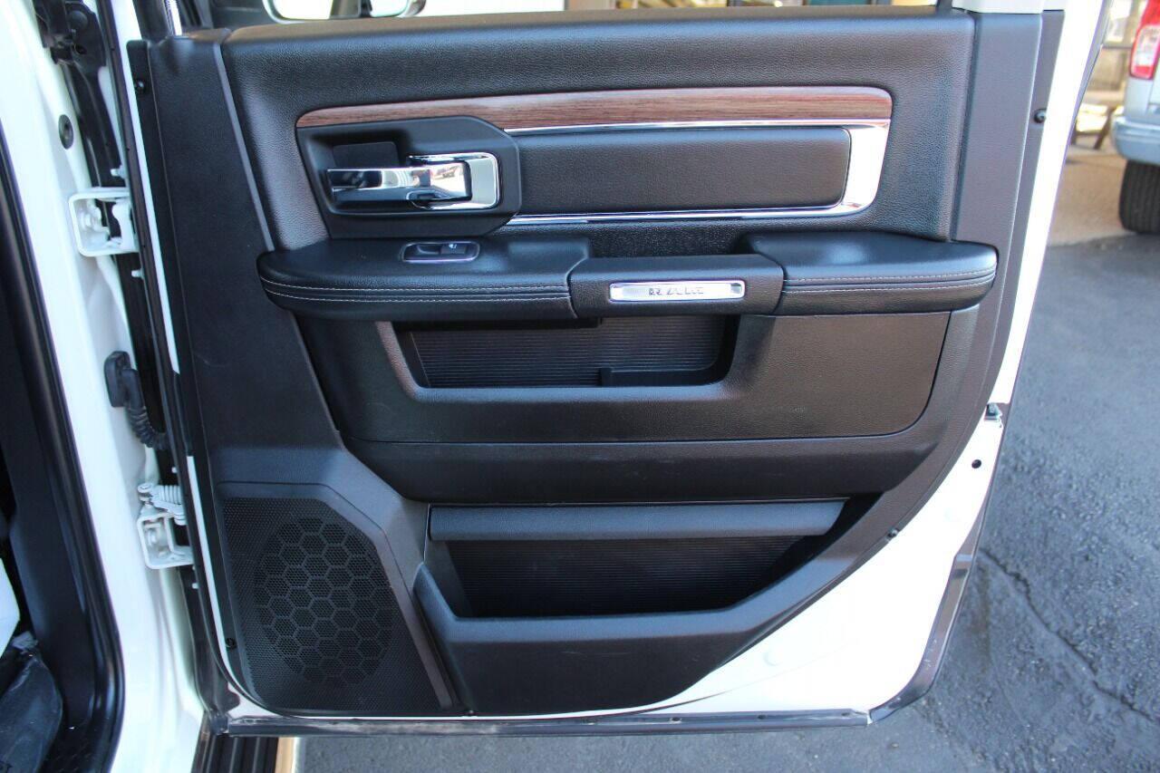 2018 White RAM 2500 Laramie Crew Cab SWB 4WD (3C6UR5FJ3JG) with an 6.4L V8 6.4L V8 engine, Automatic 6-Speed transmission, located at 4301 NW 39th , Oklahoma City, OK, 73112, (405) 949-5600, 35.512135, -97.598671 - NO DRIVERS LICENSE - NO FULL COVERAGE INSURANCE - NO CREDIT CHECK. COME ON OVER TO SUPERSPORTS AND TAKE A LOOK AND TEST DRIVE. PLEASE GIVE US A CALL AT (405) 949-5600. NO LICENCIA DE MANEJAR - NO SEGURO DE COBERTURA TOTAL - NO VERIFICACION DE CREDITO. POR FAVOR VENGAN A SUPERSPORTS, ECH - Photo#10