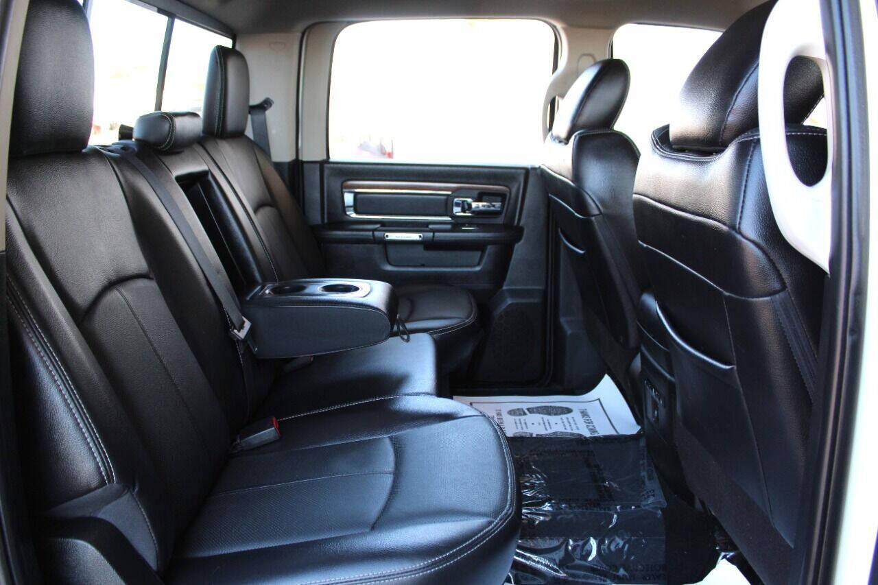 2018 White RAM 2500 Laramie Crew Cab SWB 4WD (3C6UR5FJ3JG) with an 6.4L V8 6.4L V8 engine, Automatic 6-Speed transmission, located at 4301 NW 39th , Oklahoma City, OK, 73112, (405) 949-5600, 35.512135, -97.598671 - NO DRIVERS LICENSE - NO FULL COVERAGE INSURANCE - NO CREDIT CHECK. COME ON OVER TO SUPERSPORTS AND TAKE A LOOK AND TEST DRIVE. PLEASE GIVE US A CALL AT (405) 949-5600. NO LICENCIA DE MANEJAR - NO SEGURO DE COBERTURA TOTAL - NO VERIFICACION DE CREDITO. POR FAVOR VENGAN A SUPERSPORTS, ECH - Photo#11