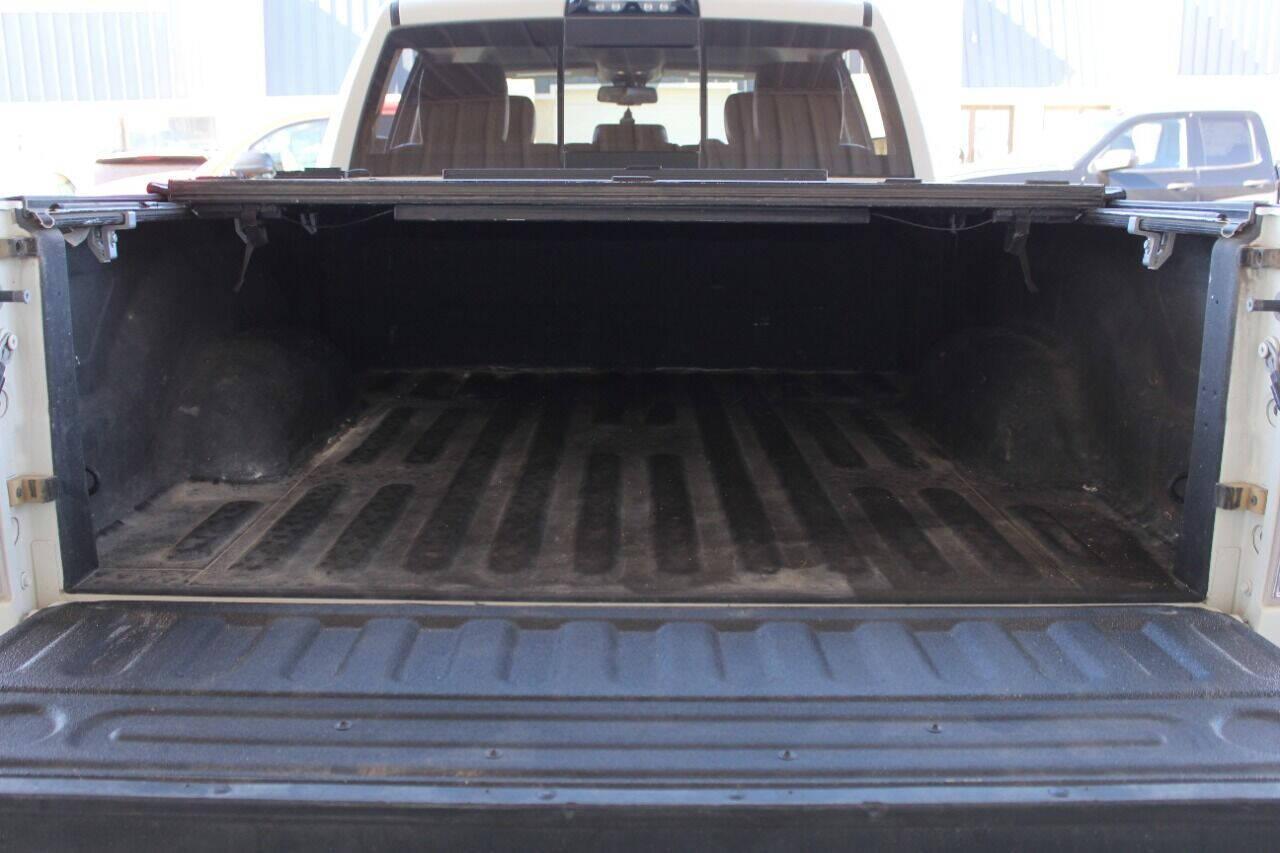 2018 White RAM 2500 Laramie Crew Cab SWB 4WD (3C6UR5FJ3JG) with an 6.4L V8 6.4L V8 engine, Automatic 6-Speed transmission, located at 4301 NW 39th , Oklahoma City, OK, 73112, (405) 949-5600, 35.512135, -97.598671 - NO DRIVERS LICENSE - NO FULL COVERAGE INSURANCE - NO CREDIT CHECK. COME ON OVER TO SUPERSPORTS AND TAKE A LOOK AND TEST DRIVE. PLEASE GIVE US A CALL AT (405) 949-5600. NO LICENCIA DE MANEJAR - NO SEGURO DE COBERTURA TOTAL - NO VERIFICACION DE CREDITO. POR FAVOR VENGAN A SUPERSPORTS, ECH - Photo#12