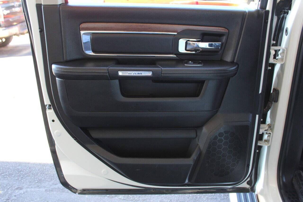 2018 White RAM 2500 Laramie Crew Cab SWB 4WD (3C6UR5FJ3JG) with an 6.4L V8 6.4L V8 engine, Automatic 6-Speed transmission, located at 4301 NW 39th , Oklahoma City, OK, 73112, (405) 949-5600, 35.512135, -97.598671 - NO DRIVERS LICENSE - NO FULL COVERAGE INSURANCE - NO CREDIT CHECK. COME ON OVER TO SUPERSPORTS AND TAKE A LOOK AND TEST DRIVE. PLEASE GIVE US A CALL AT (405) 949-5600. NO LICENCIA DE MANEJAR - NO SEGURO DE COBERTURA TOTAL - NO VERIFICACION DE CREDITO. POR FAVOR VENGAN A SUPERSPORTS, ECH - Photo#13