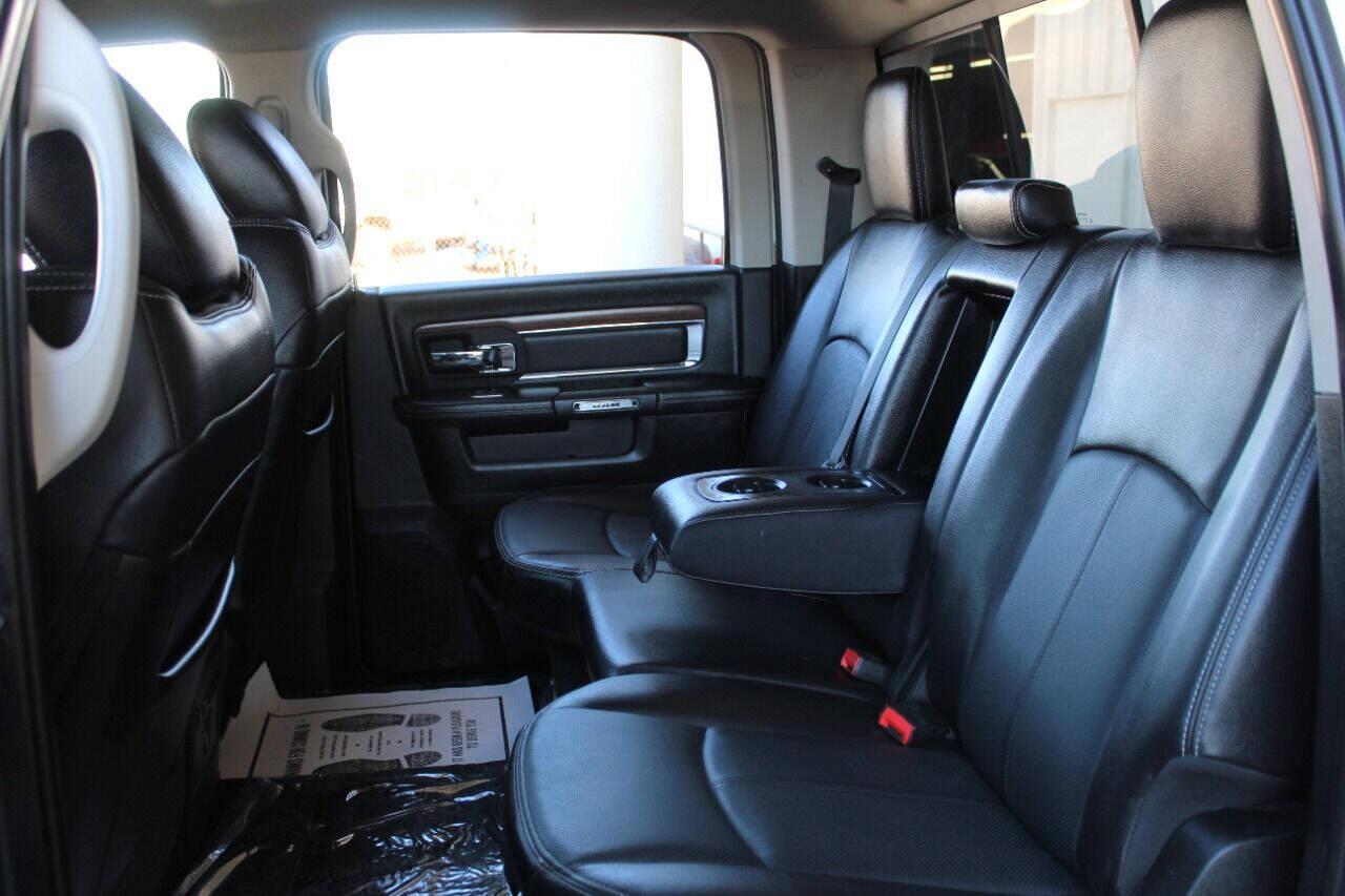 2018 White RAM 2500 Laramie Crew Cab SWB 4WD (3C6UR5FJ3JG) with an 6.4L V8 6.4L V8 engine, Automatic 6-Speed transmission, located at 4301 NW 39th , Oklahoma City, OK, 73112, (405) 949-5600, 35.512135, -97.598671 - NO DRIVERS LICENSE - NO FULL COVERAGE INSURANCE - NO CREDIT CHECK. COME ON OVER TO SUPERSPORTS AND TAKE A LOOK AND TEST DRIVE. PLEASE GIVE US A CALL AT (405) 949-5600. NO LICENCIA DE MANEJAR - NO SEGURO DE COBERTURA TOTAL - NO VERIFICACION DE CREDITO. POR FAVOR VENGAN A SUPERSPORTS, ECH - Photo#14