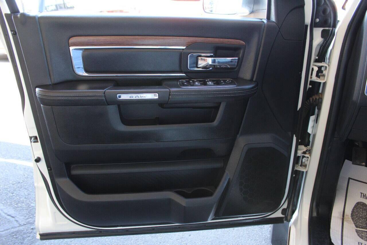 2018 White RAM 2500 Laramie Crew Cab SWB 4WD (3C6UR5FJ3JG) with an 6.4L V8 6.4L V8 engine, Automatic 6-Speed transmission, located at 4301 NW 39th , Oklahoma City, OK, 73112, (405) 949-5600, 35.512135, -97.598671 - NO DRIVERS LICENSE - NO FULL COVERAGE INSURANCE - NO CREDIT CHECK. COME ON OVER TO SUPERSPORTS AND TAKE A LOOK AND TEST DRIVE. PLEASE GIVE US A CALL AT (405) 949-5600. NO LICENCIA DE MANEJAR - NO SEGURO DE COBERTURA TOTAL - NO VERIFICACION DE CREDITO. POR FAVOR VENGAN A SUPERSPORTS, ECH - Photo#15