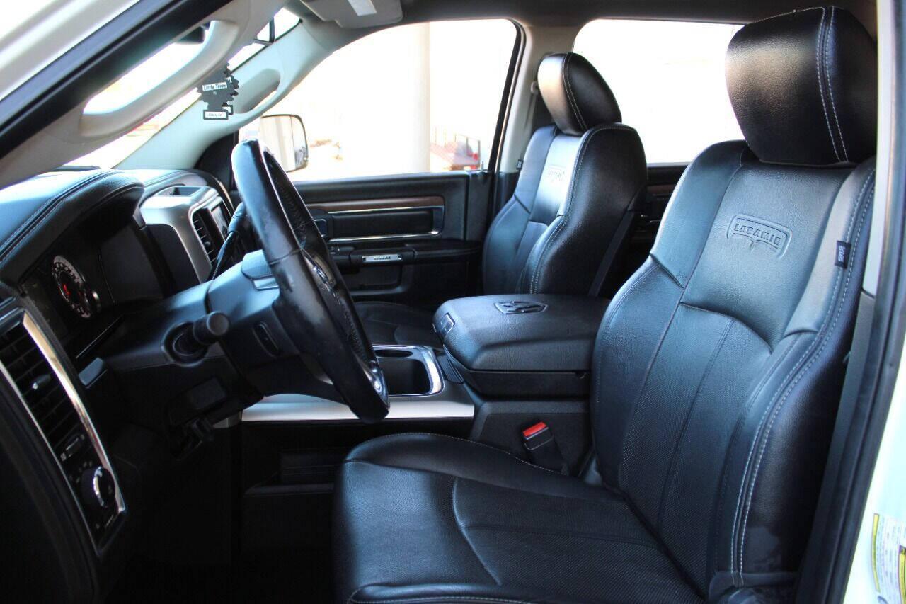 2018 White RAM 2500 Laramie Crew Cab SWB 4WD (3C6UR5FJ3JG) with an 6.4L V8 6.4L V8 engine, Automatic 6-Speed transmission, located at 4301 NW 39th , Oklahoma City, OK, 73112, (405) 949-5600, 35.512135, -97.598671 - NO DRIVERS LICENSE - NO FULL COVERAGE INSURANCE - NO CREDIT CHECK. COME ON OVER TO SUPERSPORTS AND TAKE A LOOK AND TEST DRIVE. PLEASE GIVE US A CALL AT (405) 949-5600. NO LICENCIA DE MANEJAR - NO SEGURO DE COBERTURA TOTAL - NO VERIFICACION DE CREDITO. POR FAVOR VENGAN A SUPERSPORTS, ECH - Photo#16