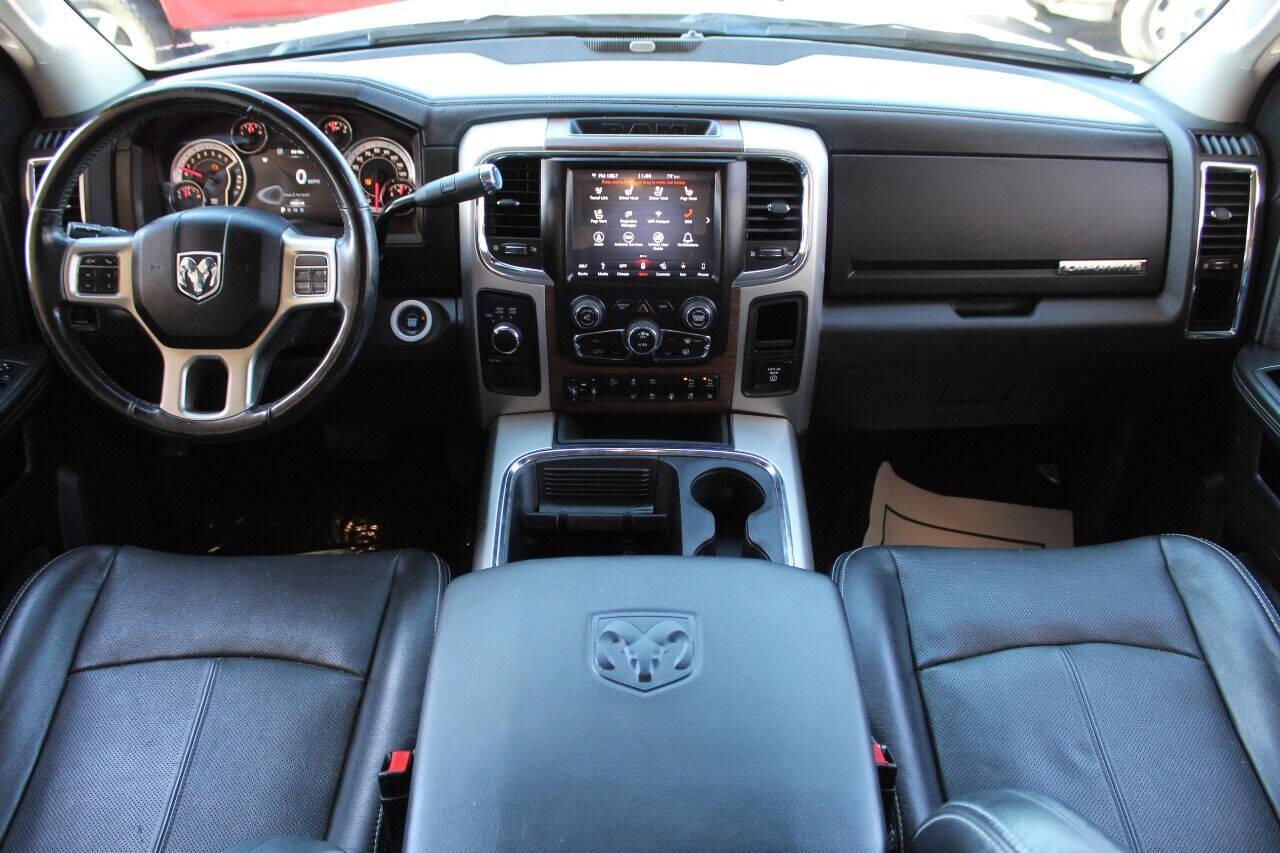 2018 White RAM 2500 Laramie Crew Cab SWB 4WD (3C6UR5FJ3JG) with an 6.4L V8 6.4L V8 engine, Automatic 6-Speed transmission, located at 4301 NW 39th , Oklahoma City, OK, 73112, (405) 949-5600, 35.512135, -97.598671 - NO DRIVERS LICENSE - NO FULL COVERAGE INSURANCE - NO CREDIT CHECK. COME ON OVER TO SUPERSPORTS AND TAKE A LOOK AND TEST DRIVE. PLEASE GIVE US A CALL AT (405) 949-5600. NO LICENCIA DE MANEJAR - NO SEGURO DE COBERTURA TOTAL - NO VERIFICACION DE CREDITO. POR FAVOR VENGAN A SUPERSPORTS, ECH - Photo#17