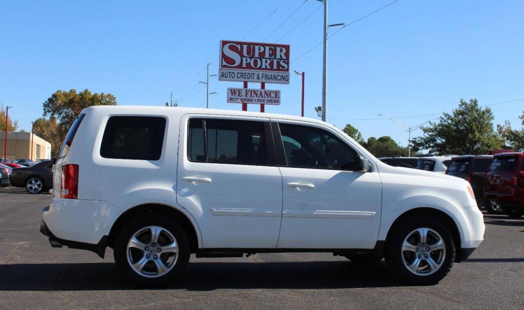 2015 White Honda Pilot EX-L 4WD 5-Spd AT (5FNYF4H5XFB) with an 3.5L V6 SOHC 24V engine, 5-Speed Automatic transmission, located at 4301 NW 39th , Oklahoma City, OK, 73112, (405) 949-5600, 35.512135, -97.598671 - NO DRIVERS LICENCE NO-FULL COVERAGE INSURANCE-NO CREDIT CHECK. COME ON OVER TO SUPERSPORTS AND TAKE A LOOK AND TEST DRIVE. PLEASE GIVE US A CALL AT (405) 949-5600. NO LICENSIA DE MANEJAR- NO SEGURO DE COBERTURA TOTAL- NO VERIFICACCION DE CREDITO. POR FAVOR VENGAN A SUPERSPORTS, ECHE UN - Photo#3