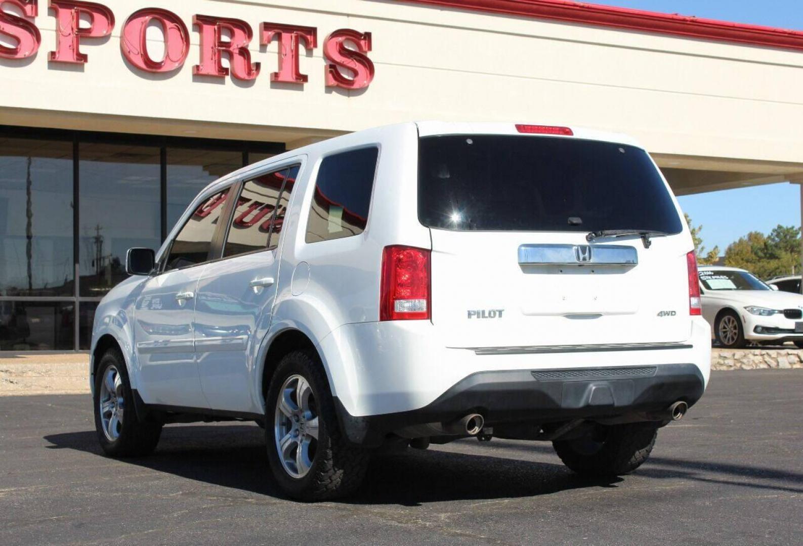 2015 White Honda Pilot EX-L 4WD 5-Spd AT (5FNYF4H5XFB) with an 3.5L V6 SOHC 24V engine, 5-Speed Automatic transmission, located at 4301 NW 39th , Oklahoma City, OK, 73112, (405) 949-5600, 35.512135, -97.598671 - NO DRIVERS LICENCE NO-FULL COVERAGE INSURANCE-NO CREDIT CHECK. COME ON OVER TO SUPERSPORTS AND TAKE A LOOK AND TEST DRIVE. PLEASE GIVE US A CALL AT (405) 949-5600. NO LICENSIA DE MANEJAR- NO SEGURO DE COBERTURA TOTAL- NO VERIFICACCION DE CREDITO. POR FAVOR VENGAN A SUPERSPORTS, ECHE UN - Photo#5