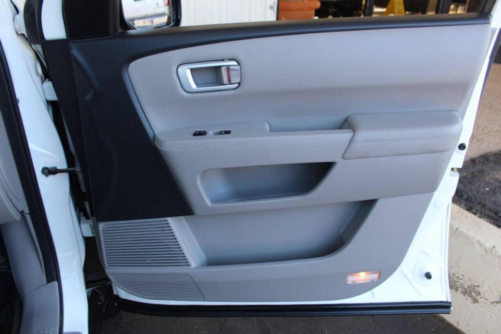 2015 White Honda Pilot EX-L 4WD 5-Spd AT (5FNYF4H5XFB) with an 3.5L V6 SOHC 24V engine, 5-Speed Automatic transmission, located at 4301 NW 39th , Oklahoma City, OK, 73112, (405) 949-5600, 35.512135, -97.598671 - NO DRIVERS LICENCE NO-FULL COVERAGE INSURANCE-NO CREDIT CHECK. COME ON OVER TO SUPERSPORTS AND TAKE A LOOK AND TEST DRIVE. PLEASE GIVE US A CALL AT (405) 949-5600. NO LICENSIA DE MANEJAR- NO SEGURO DE COBERTURA TOTAL- NO VERIFICACCION DE CREDITO. POR FAVOR VENGAN A SUPERSPORTS, ECHE UN - Photo#8