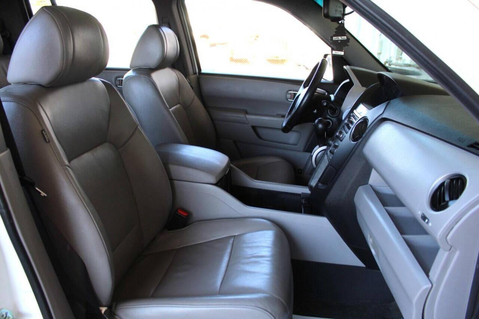 2015 White Honda Pilot EX-L 4WD 5-Spd AT (5FNYF4H5XFB) with an 3.5L V6 SOHC 24V engine, 5-Speed Automatic transmission, located at 4301 NW 39th , Oklahoma City, OK, 73112, (405) 949-5600, 35.512135, -97.598671 - NO DRIVERS LICENCE NO-FULL COVERAGE INSURANCE-NO CREDIT CHECK. COME ON OVER TO SUPERSPORTS AND TAKE A LOOK AND TEST DRIVE. PLEASE GIVE US A CALL AT (405) 949-5600. NO LICENSIA DE MANEJAR- NO SEGURO DE COBERTURA TOTAL- NO VERIFICACCION DE CREDITO. POR FAVOR VENGAN A SUPERSPORTS, ECHE UN - Photo#9