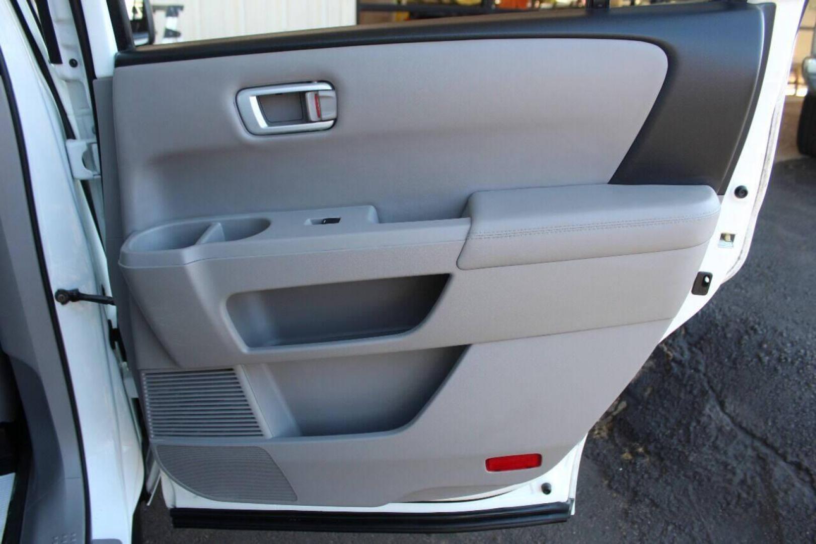 2015 White Honda Pilot EX-L 4WD 5-Spd AT (5FNYF4H5XFB) with an 3.5L V6 SOHC 24V engine, 5-Speed Automatic transmission, located at 4301 NW 39th , Oklahoma City, OK, 73112, (405) 949-5600, 35.512135, -97.598671 - NO DRIVERS LICENCE NO-FULL COVERAGE INSURANCE-NO CREDIT CHECK. COME ON OVER TO SUPERSPORTS AND TAKE A LOOK AND TEST DRIVE. PLEASE GIVE US A CALL AT (405) 949-5600. NO LICENSIA DE MANEJAR- NO SEGURO DE COBERTURA TOTAL- NO VERIFICACCION DE CREDITO. POR FAVOR VENGAN A SUPERSPORTS, ECHE UN - Photo#10