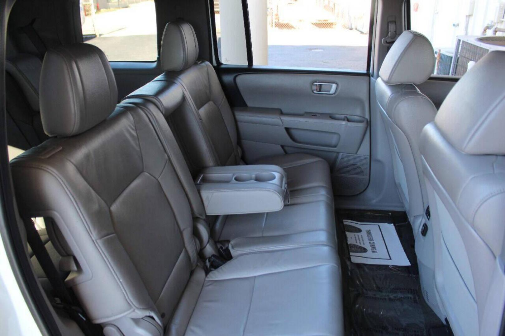 2015 White Honda Pilot EX-L 4WD 5-Spd AT (5FNYF4H5XFB) with an 3.5L V6 SOHC 24V engine, 5-Speed Automatic transmission, located at 4301 NW 39th , Oklahoma City, OK, 73112, (405) 949-5600, 35.512135, -97.598671 - NO DRIVERS LICENCE NO-FULL COVERAGE INSURANCE-NO CREDIT CHECK. COME ON OVER TO SUPERSPORTS AND TAKE A LOOK AND TEST DRIVE. PLEASE GIVE US A CALL AT (405) 949-5600. NO LICENSIA DE MANEJAR- NO SEGURO DE COBERTURA TOTAL- NO VERIFICACCION DE CREDITO. POR FAVOR VENGAN A SUPERSPORTS, ECHE UN - Photo#11