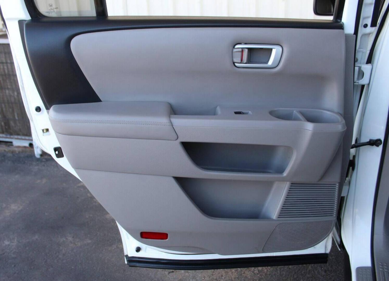2015 White Honda Pilot EX-L 4WD 5-Spd AT (5FNYF4H5XFB) with an 3.5L V6 SOHC 24V engine, 5-Speed Automatic transmission, located at 4301 NW 39th , Oklahoma City, OK, 73112, (405) 949-5600, 35.512135, -97.598671 - NO DRIVERS LICENCE NO-FULL COVERAGE INSURANCE-NO CREDIT CHECK. COME ON OVER TO SUPERSPORTS AND TAKE A LOOK AND TEST DRIVE. PLEASE GIVE US A CALL AT (405) 949-5600. NO LICENSIA DE MANEJAR- NO SEGURO DE COBERTURA TOTAL- NO VERIFICACCION DE CREDITO. POR FAVOR VENGAN A SUPERSPORTS, ECHE UN - Photo#14