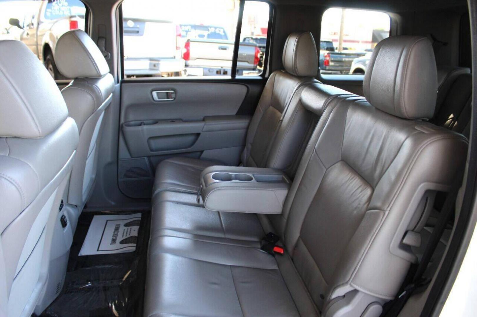 2015 White Honda Pilot EX-L 4WD 5-Spd AT (5FNYF4H5XFB) with an 3.5L V6 SOHC 24V engine, 5-Speed Automatic transmission, located at 4301 NW 39th , Oklahoma City, OK, 73112, (405) 949-5600, 35.512135, -97.598671 - NO DRIVERS LICENCE NO-FULL COVERAGE INSURANCE-NO CREDIT CHECK. COME ON OVER TO SUPERSPORTS AND TAKE A LOOK AND TEST DRIVE. PLEASE GIVE US A CALL AT (405) 949-5600. NO LICENSIA DE MANEJAR- NO SEGURO DE COBERTURA TOTAL- NO VERIFICACCION DE CREDITO. POR FAVOR VENGAN A SUPERSPORTS, ECHE UN - Photo#15