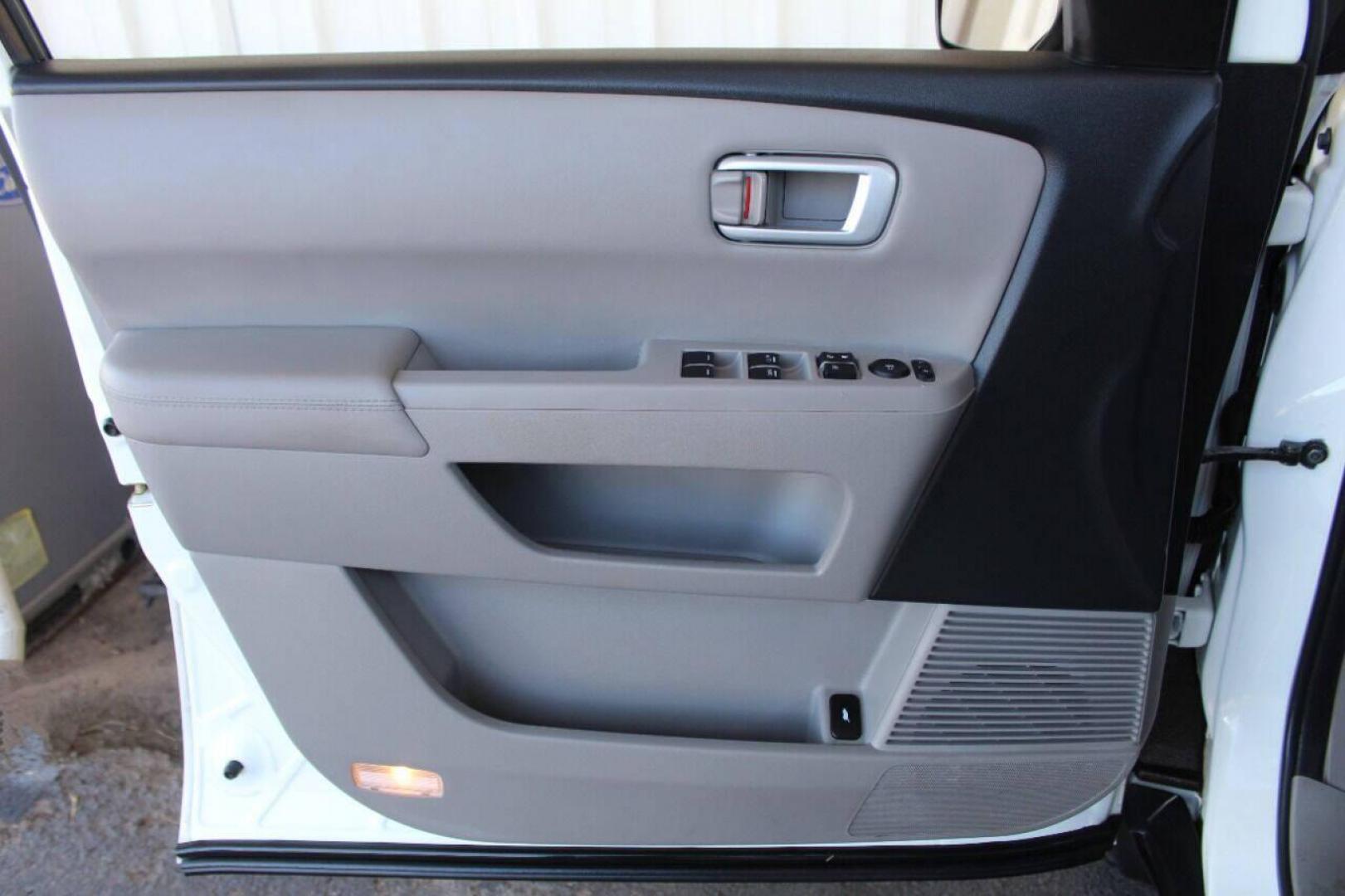 2015 White Honda Pilot EX-L 4WD 5-Spd AT (5FNYF4H5XFB) with an 3.5L V6 SOHC 24V engine, 5-Speed Automatic transmission, located at 4301 NW 39th , Oklahoma City, OK, 73112, (405) 949-5600, 35.512135, -97.598671 - NO DRIVERS LICENCE NO-FULL COVERAGE INSURANCE-NO CREDIT CHECK. COME ON OVER TO SUPERSPORTS AND TAKE A LOOK AND TEST DRIVE. PLEASE GIVE US A CALL AT (405) 949-5600. NO LICENSIA DE MANEJAR- NO SEGURO DE COBERTURA TOTAL- NO VERIFICACCION DE CREDITO. POR FAVOR VENGAN A SUPERSPORTS, ECHE UN - Photo#16