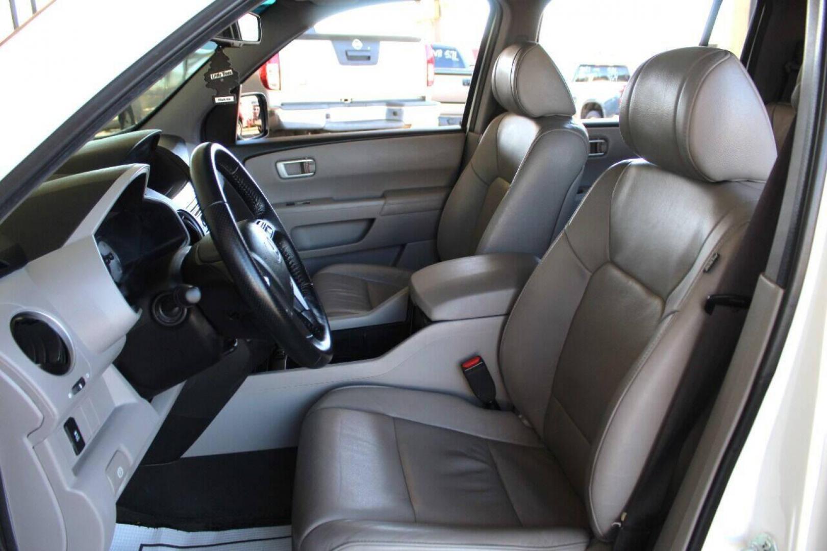 2015 White Honda Pilot EX-L 4WD 5-Spd AT (5FNYF4H5XFB) with an 3.5L V6 SOHC 24V engine, 5-Speed Automatic transmission, located at 4301 NW 39th , Oklahoma City, OK, 73112, (405) 949-5600, 35.512135, -97.598671 - NO DRIVERS LICENCE NO-FULL COVERAGE INSURANCE-NO CREDIT CHECK. COME ON OVER TO SUPERSPORTS AND TAKE A LOOK AND TEST DRIVE. PLEASE GIVE US A CALL AT (405) 949-5600. NO LICENSIA DE MANEJAR- NO SEGURO DE COBERTURA TOTAL- NO VERIFICACCION DE CREDITO. POR FAVOR VENGAN A SUPERSPORTS, ECHE UN - Photo#17