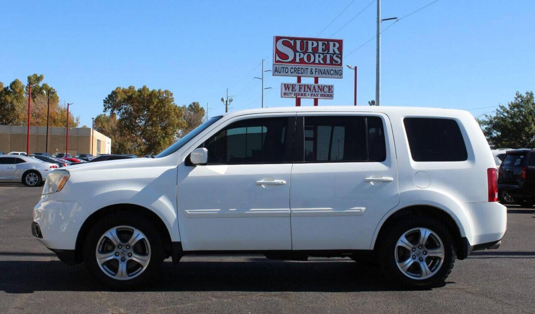 2015 White Honda Pilot EX-L 4WD 5-Spd AT (5FNYF4H5XFB) with an 3.5L V6 SOHC 24V engine, 5-Speed Automatic transmission, located at 4301 NW 39th , Oklahoma City, OK, 73112, (405) 949-5600, 35.512135, -97.598671 - NO DRIVERS LICENCE NO-FULL COVERAGE INSURANCE-NO CREDIT CHECK. COME ON OVER TO SUPERSPORTS AND TAKE A LOOK AND TEST DRIVE. PLEASE GIVE US A CALL AT (405) 949-5600. NO LICENSIA DE MANEJAR- NO SEGURO DE COBERTURA TOTAL- NO VERIFICACCION DE CREDITO. POR FAVOR VENGAN A SUPERSPORTS, ECHE UN - Photo#6