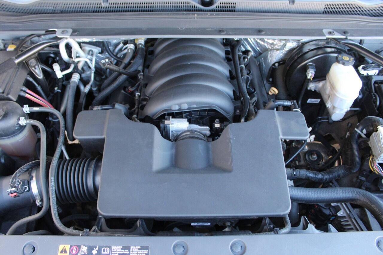 2018 Silver Chevrolet Tahoe LT 4WD (1GNSKBKC5JR) with an 5.3L V8 5.3L V8 engine, Automatic 6-Speed transmission, located at 4301 NW 39th , Oklahoma City, OK, 73112, (405) 949-5600, 35.512135, -97.598671 - NO DRIVERS LICENSE - NO FULL COVERAGE INSURANCE - NO CREDIT CHECK. COME ON OVER TO SUPERSPORTS AND TAKE A LOOK AND TEST DRIVE PLEASE GIVE US A CALL AT (405) 949-5600. NO LICENCIA DE MANEJAR - NO SEGURO DE COBERTURA TOTAL - NO VERIFICACION DE CREDITO. POR FAVOR VENGAN A SUPERSPORTS, ECHE - Photo#7