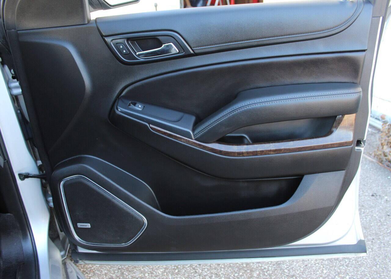 2018 Silver Chevrolet Tahoe LT 4WD (1GNSKBKC5JR) with an 5.3L V8 5.3L V8 engine, Automatic 6-Speed transmission, located at 4301 NW 39th , Oklahoma City, OK, 73112, (405) 949-5600, 35.512135, -97.598671 - NO DRIVERS LICENSE - NO FULL COVERAGE INSURANCE - NO CREDIT CHECK. COME ON OVER TO SUPERSPORTS AND TAKE A LOOK AND TEST DRIVE PLEASE GIVE US A CALL AT (405) 949-5600. NO LICENCIA DE MANEJAR - NO SEGURO DE COBERTURA TOTAL - NO VERIFICACION DE CREDITO. POR FAVOR VENGAN A SUPERSPORTS, ECHE - Photo#8