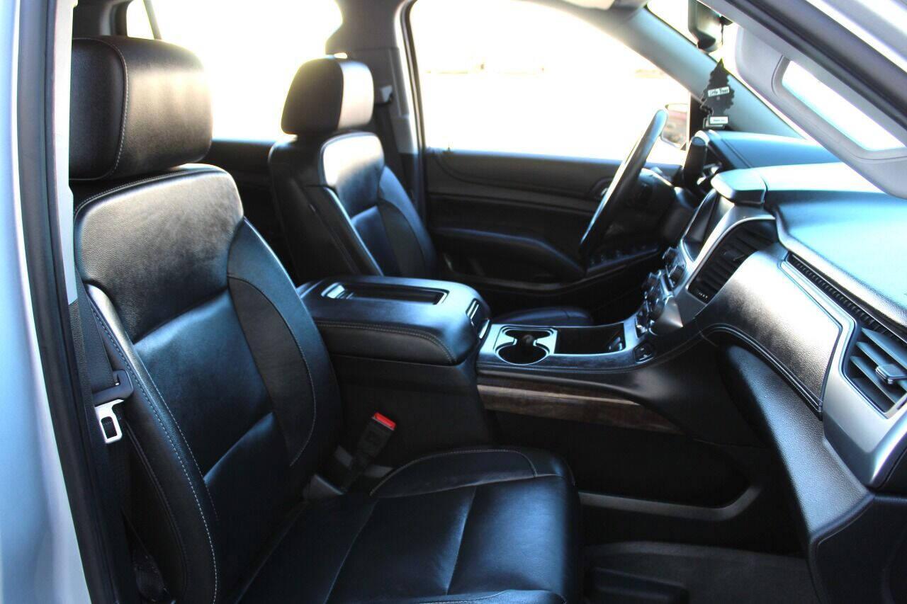 2018 Silver Chevrolet Tahoe LT 4WD (1GNSKBKC5JR) with an 5.3L V8 5.3L V8 engine, Automatic 6-Speed transmission, located at 4301 NW 39th , Oklahoma City, OK, 73112, (405) 949-5600, 35.512135, -97.598671 - NO DRIVERS LICENSE - NO FULL COVERAGE INSURANCE - NO CREDIT CHECK. COME ON OVER TO SUPERSPORTS AND TAKE A LOOK AND TEST DRIVE PLEASE GIVE US A CALL AT (405) 949-5600. NO LICENCIA DE MANEJAR - NO SEGURO DE COBERTURA TOTAL - NO VERIFICACION DE CREDITO. POR FAVOR VENGAN A SUPERSPORTS, ECHE - Photo#9