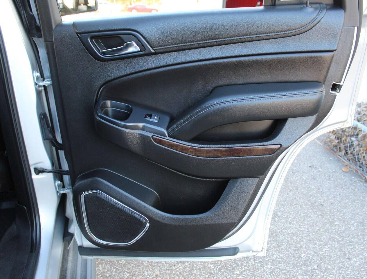 2018 Silver Chevrolet Tahoe LT 4WD (1GNSKBKC5JR) with an 5.3L V8 5.3L V8 engine, Automatic 6-Speed transmission, located at 4301 NW 39th , Oklahoma City, OK, 73112, (405) 949-5600, 35.512135, -97.598671 - NO DRIVERS LICENSE - NO FULL COVERAGE INSURANCE - NO CREDIT CHECK. COME ON OVER TO SUPERSPORTS AND TAKE A LOOK AND TEST DRIVE PLEASE GIVE US A CALL AT (405) 949-5600. NO LICENCIA DE MANEJAR - NO SEGURO DE COBERTURA TOTAL - NO VERIFICACION DE CREDITO. POR FAVOR VENGAN A SUPERSPORTS, ECHE - Photo#10