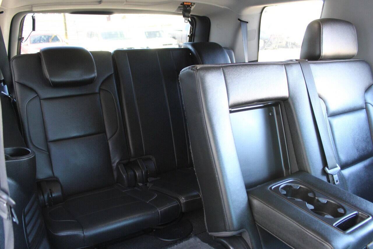 2018 Silver Chevrolet Tahoe LT 4WD (1GNSKBKC5JR) with an 5.3L V8 5.3L V8 engine, Automatic 6-Speed transmission, located at 4301 NW 39th , Oklahoma City, OK, 73112, (405) 949-5600, 35.512135, -97.598671 - NO DRIVERS LICENSE - NO FULL COVERAGE INSURANCE - NO CREDIT CHECK. COME ON OVER TO SUPERSPORTS AND TAKE A LOOK AND TEST DRIVE PLEASE GIVE US A CALL AT (405) 949-5600. NO LICENCIA DE MANEJAR - NO SEGURO DE COBERTURA TOTAL - NO VERIFICACION DE CREDITO. POR FAVOR VENGAN A SUPERSPORTS, ECHE - Photo#12