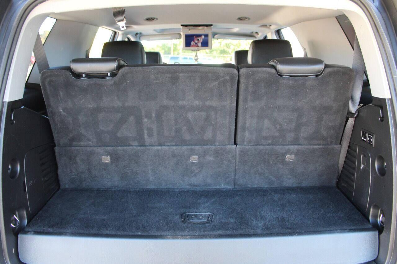 2018 Silver Chevrolet Tahoe LT 4WD (1GNSKBKC5JR) with an 5.3L V8 5.3L V8 engine, Automatic 6-Speed transmission, located at 4301 NW 39th , Oklahoma City, OK, 73112, (405) 949-5600, 35.512135, -97.598671 - NO DRIVERS LICENSE - NO FULL COVERAGE INSURANCE - NO CREDIT CHECK. COME ON OVER TO SUPERSPORTS AND TAKE A LOOK AND TEST DRIVE PLEASE GIVE US A CALL AT (405) 949-5600. NO LICENCIA DE MANEJAR - NO SEGURO DE COBERTURA TOTAL - NO VERIFICACION DE CREDITO. POR FAVOR VENGAN A SUPERSPORTS, ECHE - Photo#13