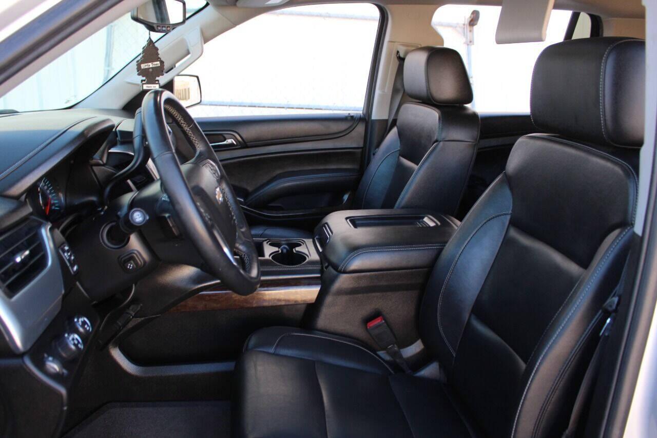 2018 Silver Chevrolet Tahoe LT 4WD (1GNSKBKC5JR) with an 5.3L V8 5.3L V8 engine, Automatic 6-Speed transmission, located at 4301 NW 39th , Oklahoma City, OK, 73112, (405) 949-5600, 35.512135, -97.598671 - NO DRIVERS LICENSE - NO FULL COVERAGE INSURANCE - NO CREDIT CHECK. COME ON OVER TO SUPERSPORTS AND TAKE A LOOK AND TEST DRIVE PLEASE GIVE US A CALL AT (405) 949-5600. NO LICENCIA DE MANEJAR - NO SEGURO DE COBERTURA TOTAL - NO VERIFICACION DE CREDITO. POR FAVOR VENGAN A SUPERSPORTS, ECHE - Photo#18
