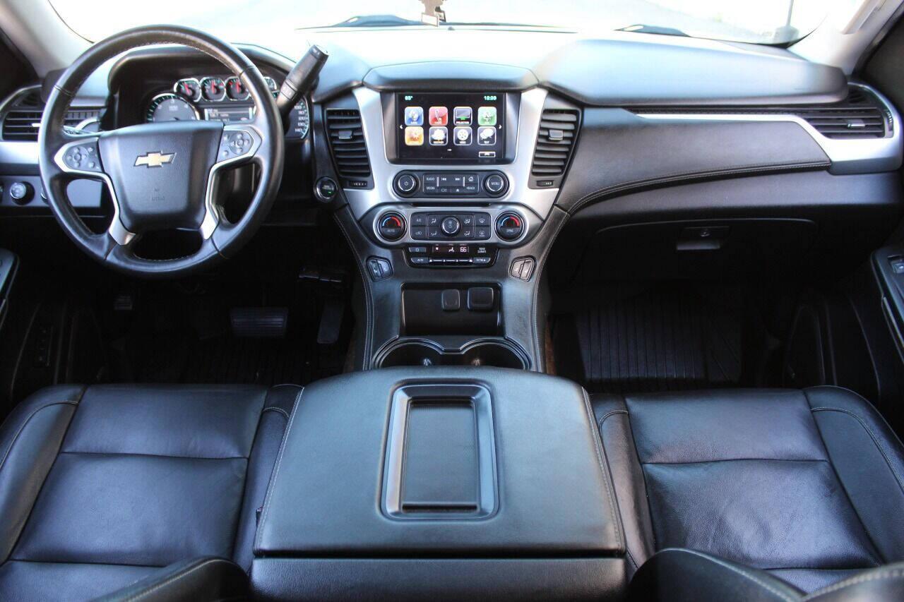 2018 Silver Chevrolet Tahoe LT 4WD (1GNSKBKC5JR) with an 5.3L V8 5.3L V8 engine, Automatic 6-Speed transmission, located at 4301 NW 39th , Oklahoma City, OK, 73112, (405) 949-5600, 35.512135, -97.598671 - NO DRIVERS LICENSE - NO FULL COVERAGE INSURANCE - NO CREDIT CHECK. COME ON OVER TO SUPERSPORTS AND TAKE A LOOK AND TEST DRIVE PLEASE GIVE US A CALL AT (405) 949-5600. NO LICENCIA DE MANEJAR - NO SEGURO DE COBERTURA TOTAL - NO VERIFICACION DE CREDITO. POR FAVOR VENGAN A SUPERSPORTS, ECHE - Photo#19