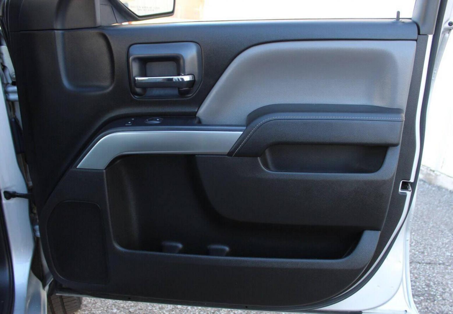 2015 Silver Chevrolet Silverado 1500 LT Crew Cab 4WD (3GCUKRECXFG) with an 5.3L V8 OHV 16V engine, 6-Speed Automatic transmission, located at 4301 NW 39th , Oklahoma City, OK, 73112, (405) 949-5600, 35.512135, -97.598671 - NO DRIVERS LICENSE - NO FULL COVERAGE INSURANCE - NO CREDIT CHECK. COME ON OVER TO SUPERSPORTS AND TAKE A LOOK AND TEST DRIVE. PLEASE GIVE US A CALL AT (405) 949-5600. NO LICENCIA DE MANEJAR - NO SEGURO DE COBERTURA TOTAL - NO VERIFICACION DE CREDITO. POR FAVOR VENGAN A SUPERSPORTS, ECH - Photo#8