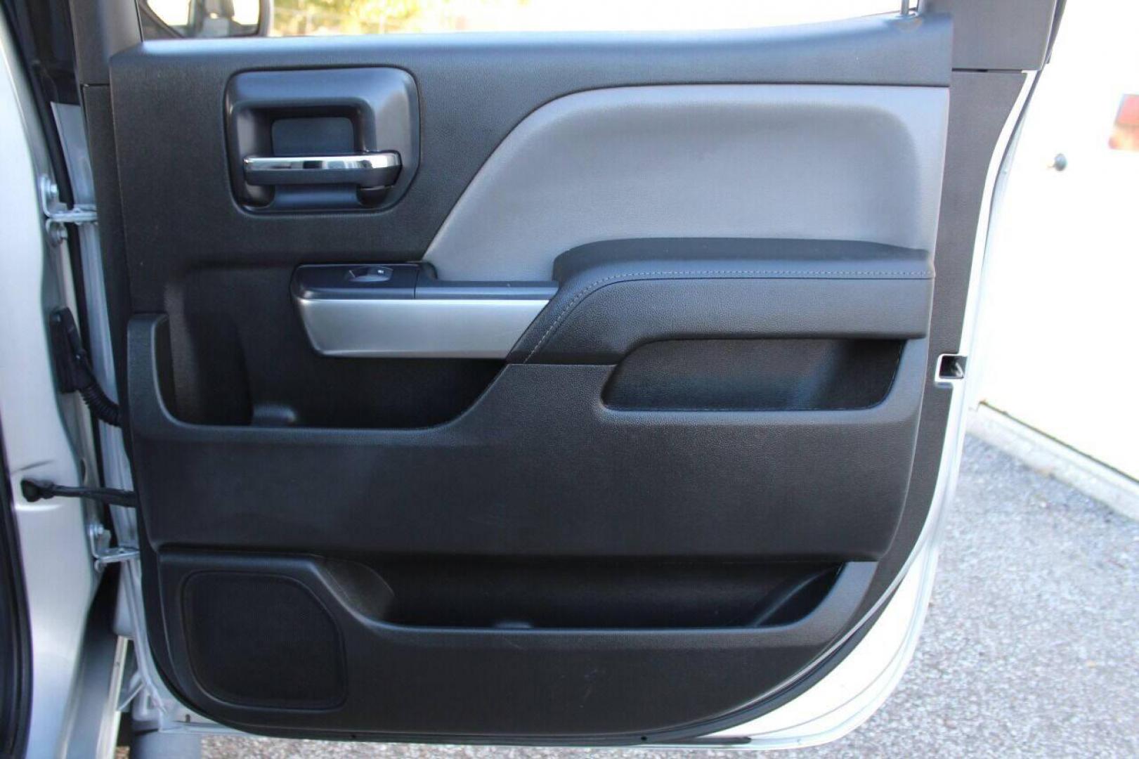 2015 Silver Chevrolet Silverado 1500 LT Crew Cab 4WD (3GCUKRECXFG) with an 5.3L V8 OHV 16V engine, 6-Speed Automatic transmission, located at 4301 NW 39th , Oklahoma City, OK, 73112, (405) 949-5600, 35.512135, -97.598671 - NO DRIVERS LICENSE - NO FULL COVERAGE INSURANCE - NO CREDIT CHECK. COME ON OVER TO SUPERSPORTS AND TAKE A LOOK AND TEST DRIVE. PLEASE GIVE US A CALL AT (405) 949-5600. NO LICENCIA DE MANEJAR - NO SEGURO DE COBERTURA TOTAL - NO VERIFICACION DE CREDITO. POR FAVOR VENGAN A SUPERSPORTS, ECH - Photo#10