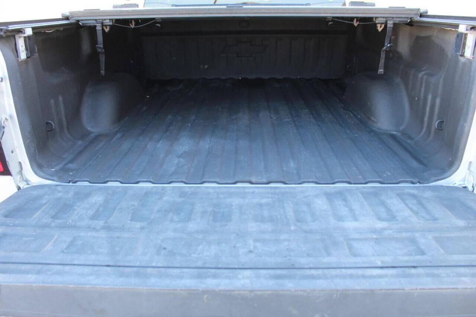 2015 Silver Chevrolet Silverado 1500 LT Crew Cab 4WD (3GCUKRECXFG) with an 5.3L V8 OHV 16V engine, 6-Speed Automatic transmission, located at 4301 NW 39th , Oklahoma City, OK, 73112, (405) 949-5600, 35.512135, -97.598671 - NO DRIVERS LICENSE - NO FULL COVERAGE INSURANCE - NO CREDIT CHECK. COME ON OVER TO SUPERSPORTS AND TAKE A LOOK AND TEST DRIVE. PLEASE GIVE US A CALL AT (405) 949-5600. NO LICENCIA DE MANEJAR - NO SEGURO DE COBERTURA TOTAL - NO VERIFICACION DE CREDITO. POR FAVOR VENGAN A SUPERSPORTS, ECH - Photo#12