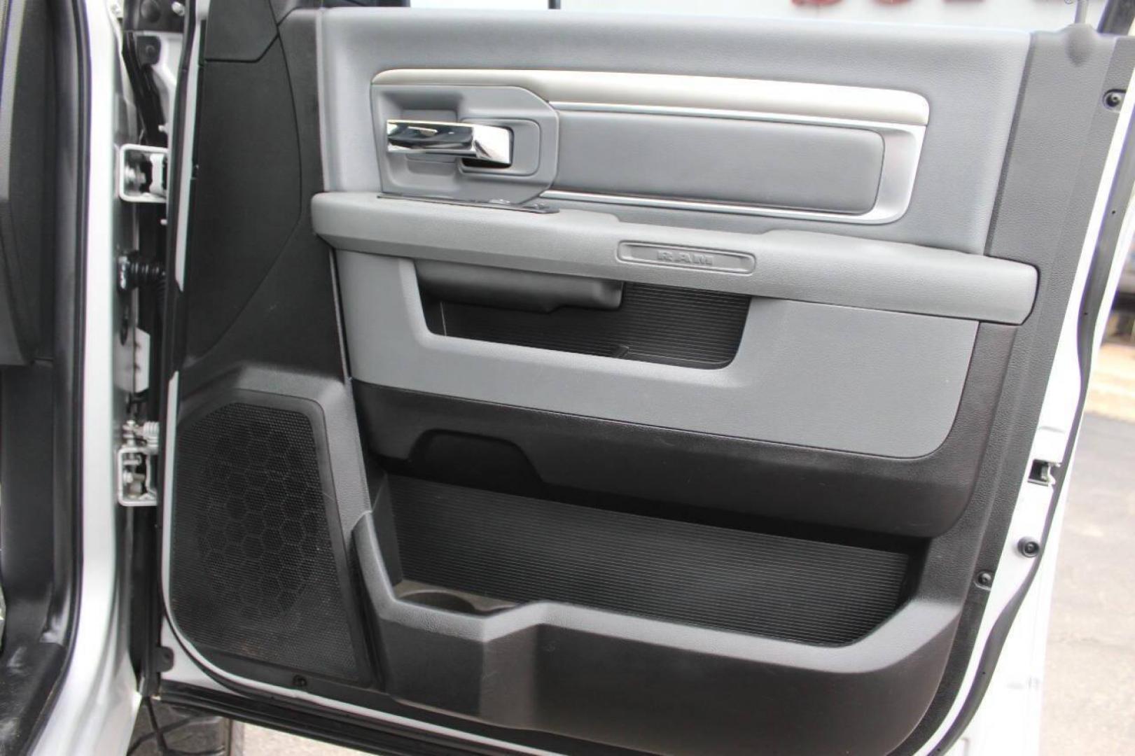 2016 Gray RAM 1500 SLT Crew Cab SWB 4WD (1C6RR7LT6GS) with an 5.7L V8 OHV 16V engine, 6A transmission, located at 4301 NW 39th , Oklahoma City, OK, 73112, (405) 949-5600, 35.512135, -97.598671 - NO DRIVERS LICENCE NO-FULL COVERAGE INSURANCE-NO CREDIT CHECK. COME ON OVER TO SUPERSPORTS AND TAKE A LOOK AND TEST DRIVE. PLEASE GIVE US A CALL AT (405) 949-5600. NO LICENSIA DE MANEJAR- NO SEGURO DE COBERTURA TOTAL- NO VERIFICACCION DE CREDITO. POR FAVOR VENGAN A SUPERSPORTS, ECHE UN VI - Photo#9