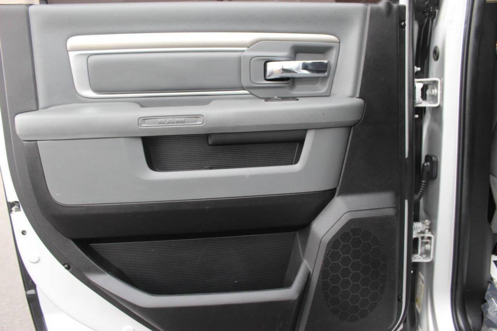 2016 Gray RAM 1500 SLT Crew Cab SWB 4WD (1C6RR7LT6GS) with an 5.7L V8 OHV 16V engine, 6A transmission, located at 4301 NW 39th , Oklahoma City, OK, 73112, (405) 949-5600, 35.512135, -97.598671 - NO DRIVERS LICENCE NO-FULL COVERAGE INSURANCE-NO CREDIT CHECK. COME ON OVER TO SUPERSPORTS AND TAKE A LOOK AND TEST DRIVE. PLEASE GIVE US A CALL AT (405) 949-5600. NO LICENSIA DE MANEJAR- NO SEGURO DE COBERTURA TOTAL- NO VERIFICACCION DE CREDITO. POR FAVOR VENGAN A SUPERSPORTS, ECHE UN VI - Photo#14