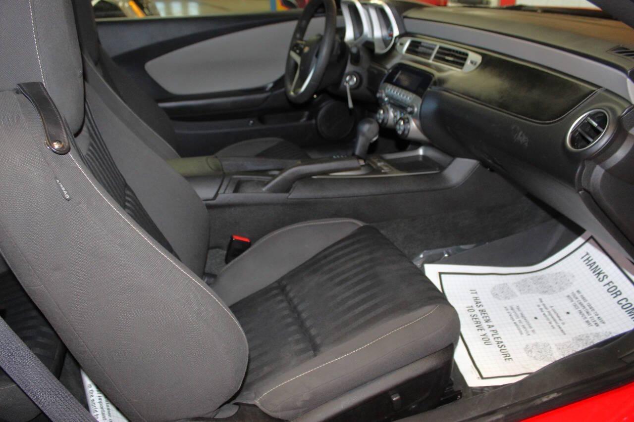 2014 Red Chevrolet Camaro 2LS Coupe (2G1FA1E38E9) with an 3.6L V6 DOHC 24V FFV engine, 6-Speed Automatic transmission, located at 4301 NW 39th , Oklahoma City, OK, 73112, (405) 949-5600, 35.512135, -97.598671 - NO DRIVERS LICENCE -NO FULL COVERAGE INSURANCE - NO CREDIT CHECK. COME ON OVER TO SUPERSPORTS, TAKE A LOOK AND TEST DRIVE. PLEASE GIVE US A CALL AT (405) 949-5600. NO LICENCIA DE CONDUCIR - NO SEGURO DE COBERTURA TOTAL - NO VERIFICACION DE CREDITO. VISITENOS EN SUPERSPORTS, MIRE NUESTRO - Photo#7